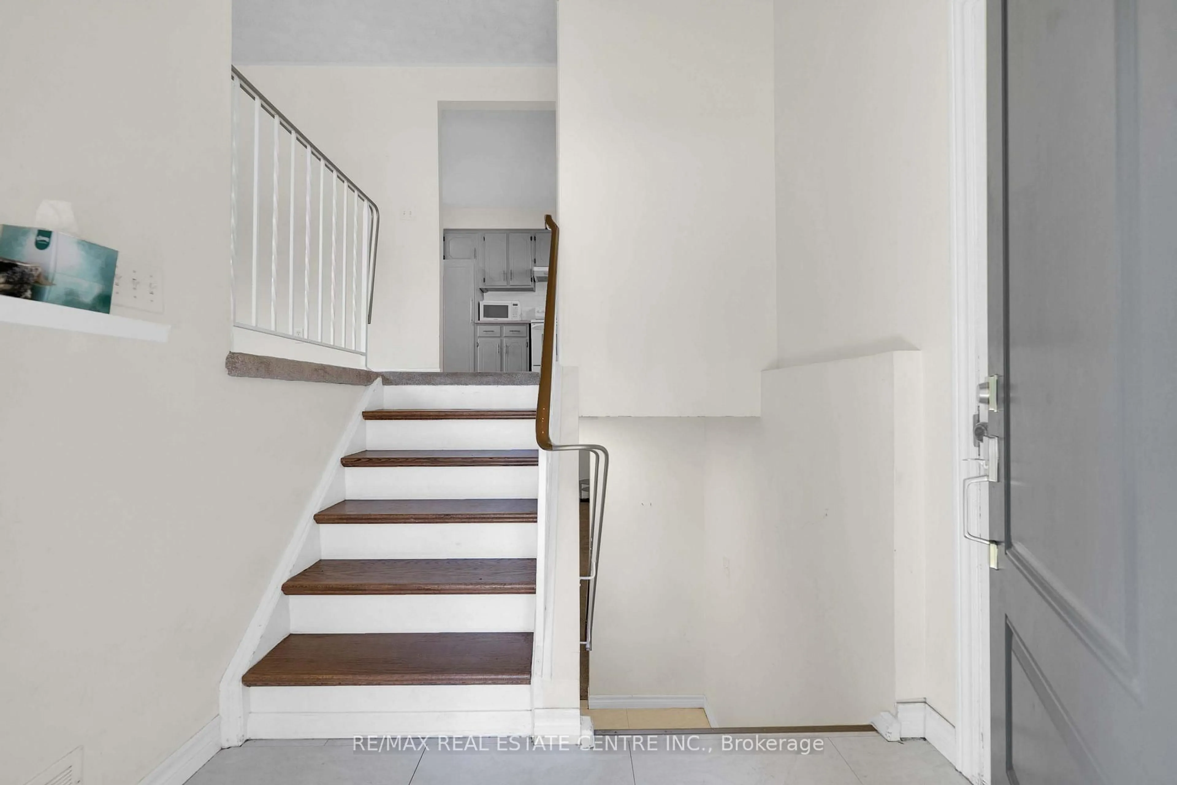 Stairs for 141 Cedar Crest St, Kitchener Ontario N2N 2A6