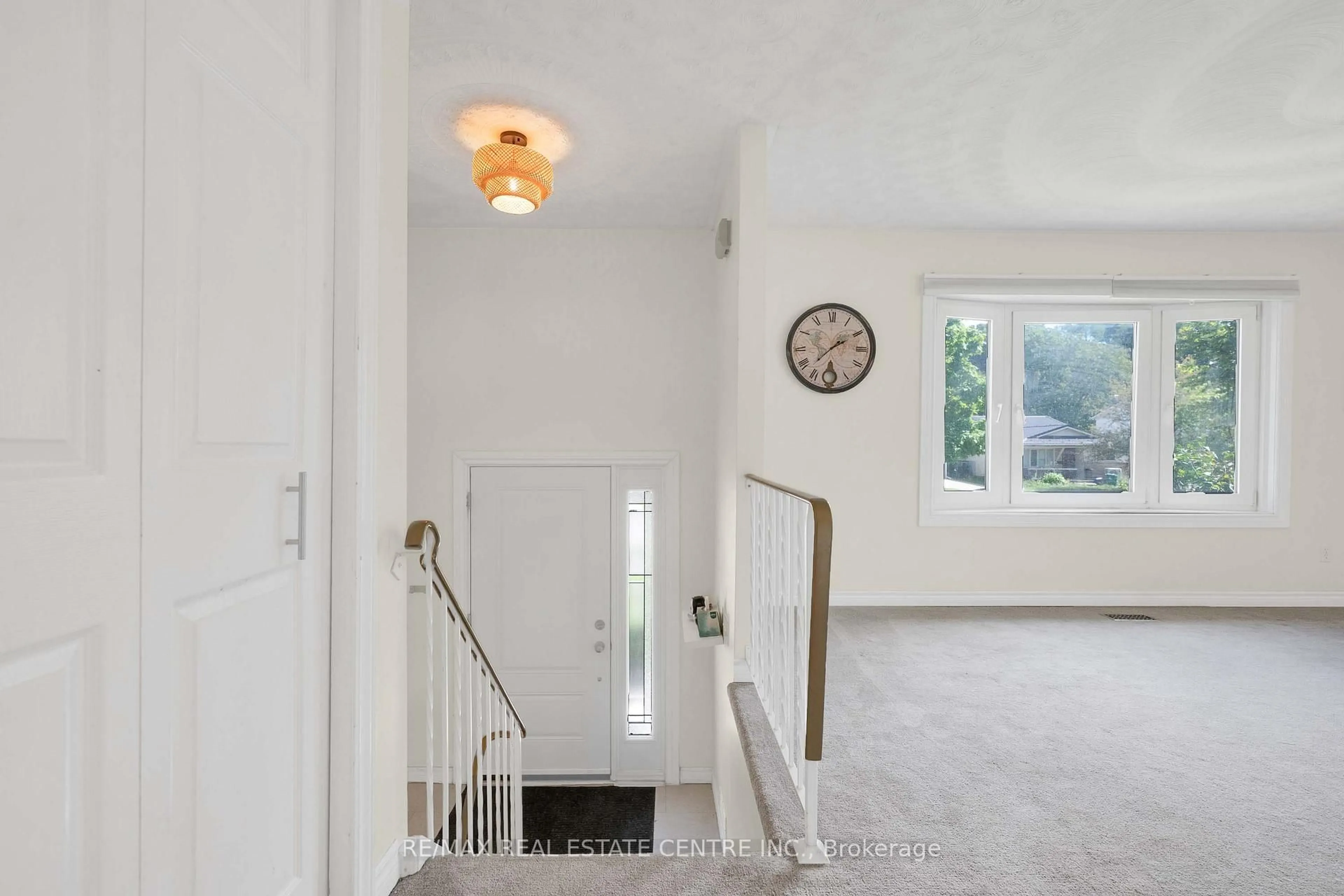 Indoor foyer for 141 Cedar Crest St, Kitchener Ontario N2N 2A6