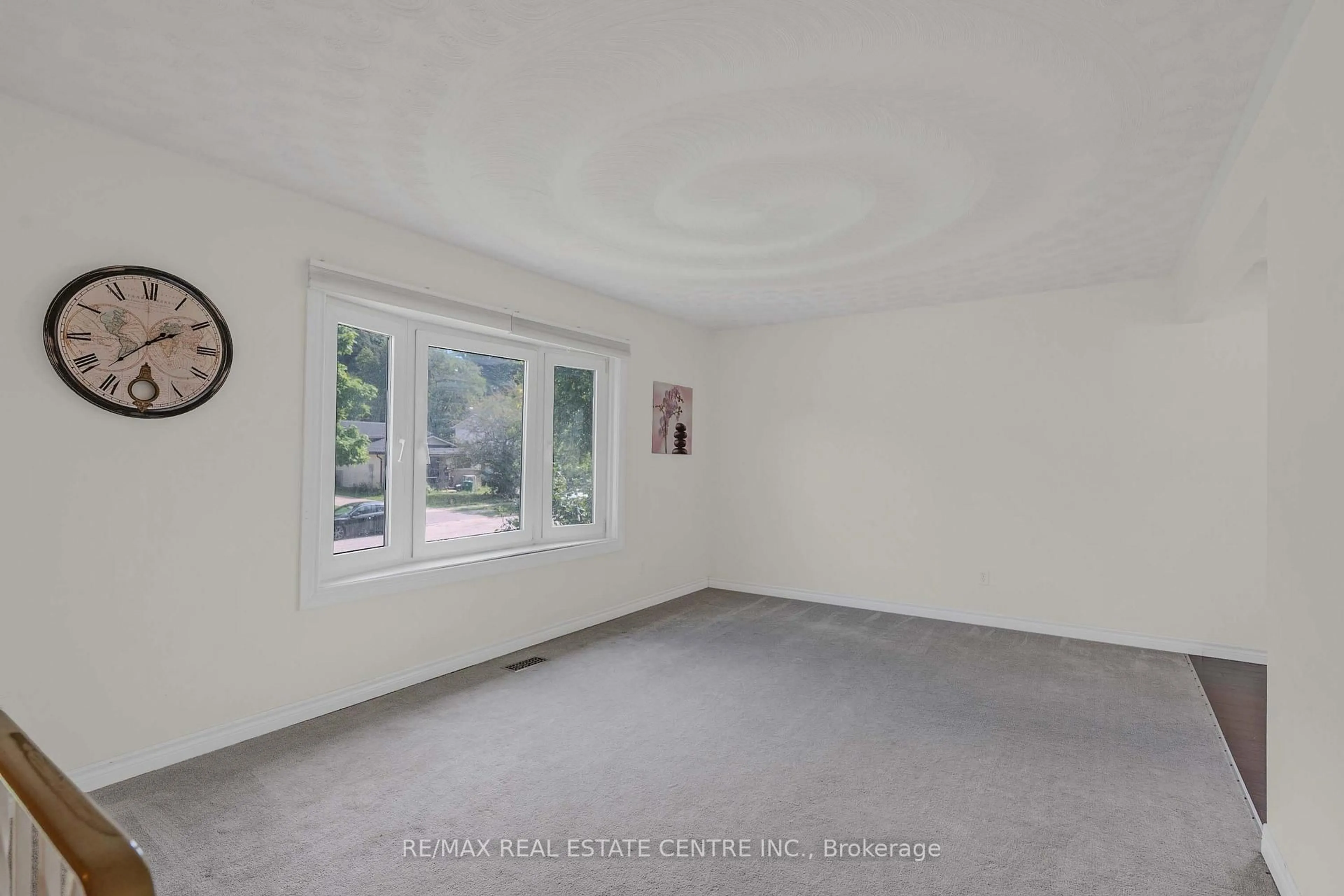 A pic of a room for 141 Cedar Crest St, Kitchener Ontario N2N 2A6