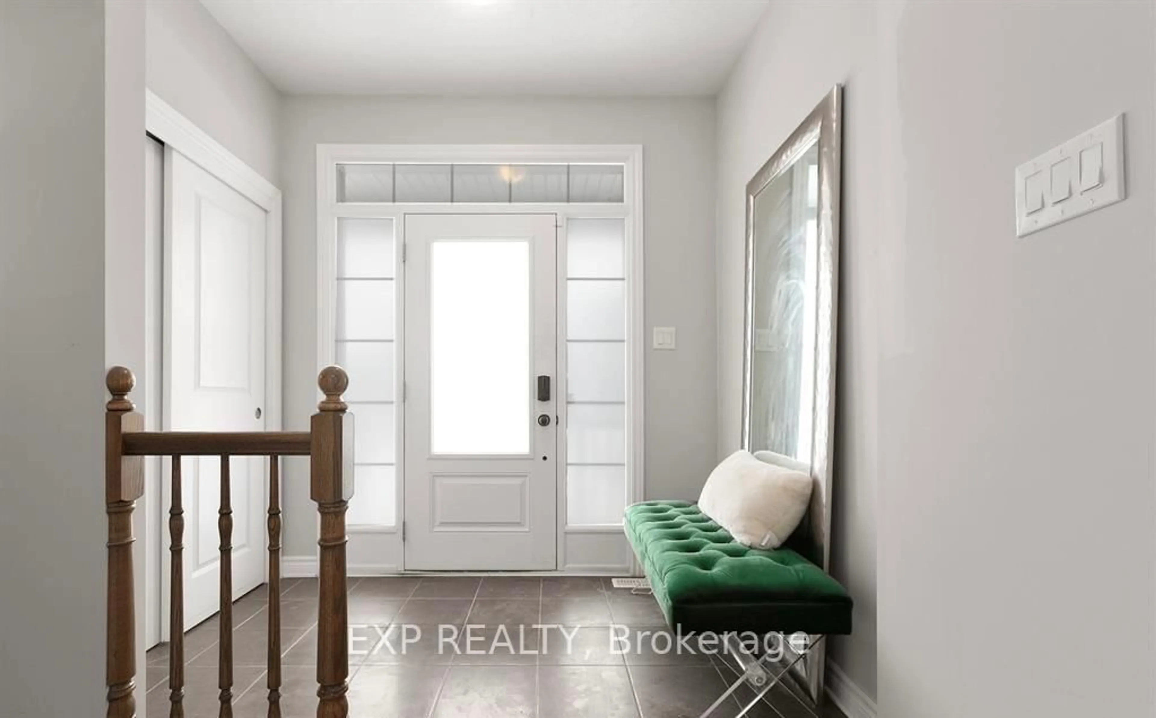 Indoor entryway for 12 Knockaderry Cres, Ottawa Ontario K2C 3H2