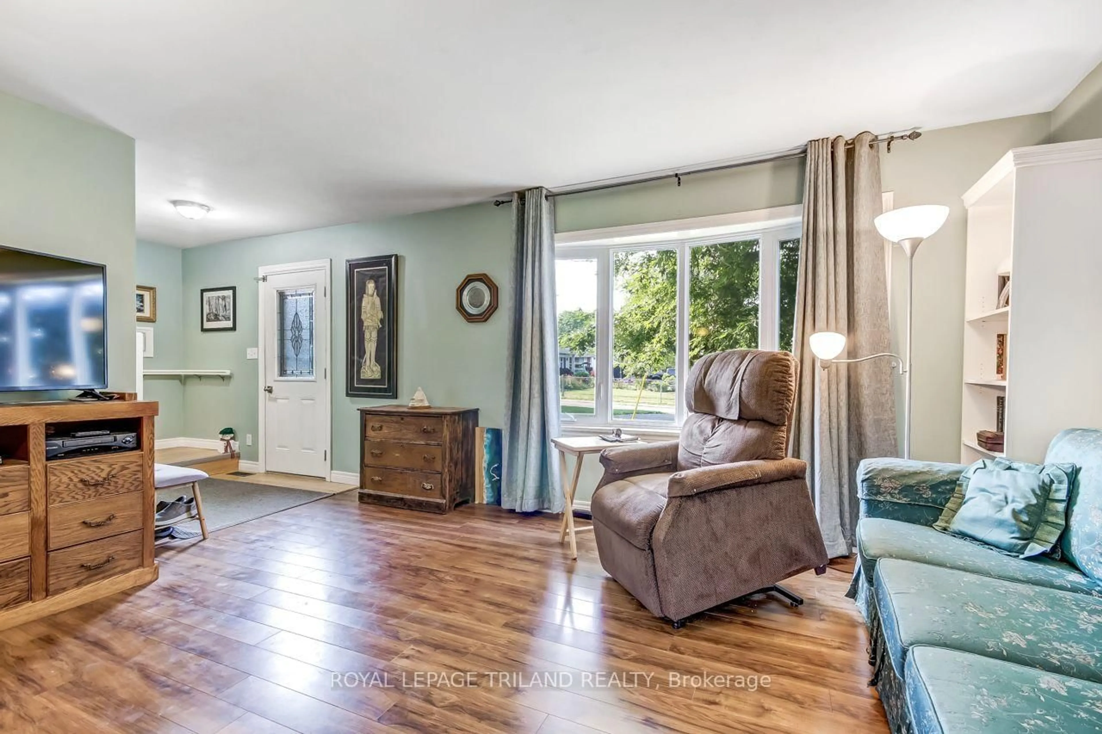 Living room with furniture, unknown for 3 Gregory Pl, St. Thomas Ontario N5R 4S4