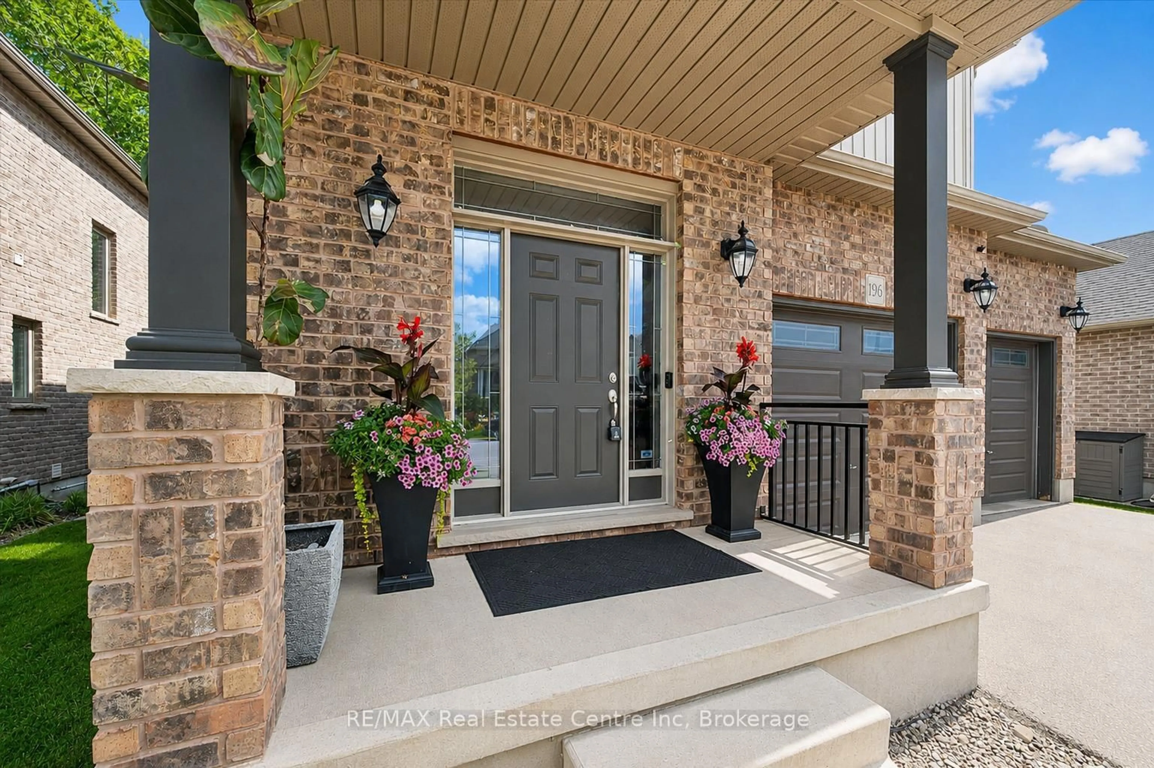 Indoor entryway for 196 Maple Bush Dr, Cambridge Ontario N1T 0B7