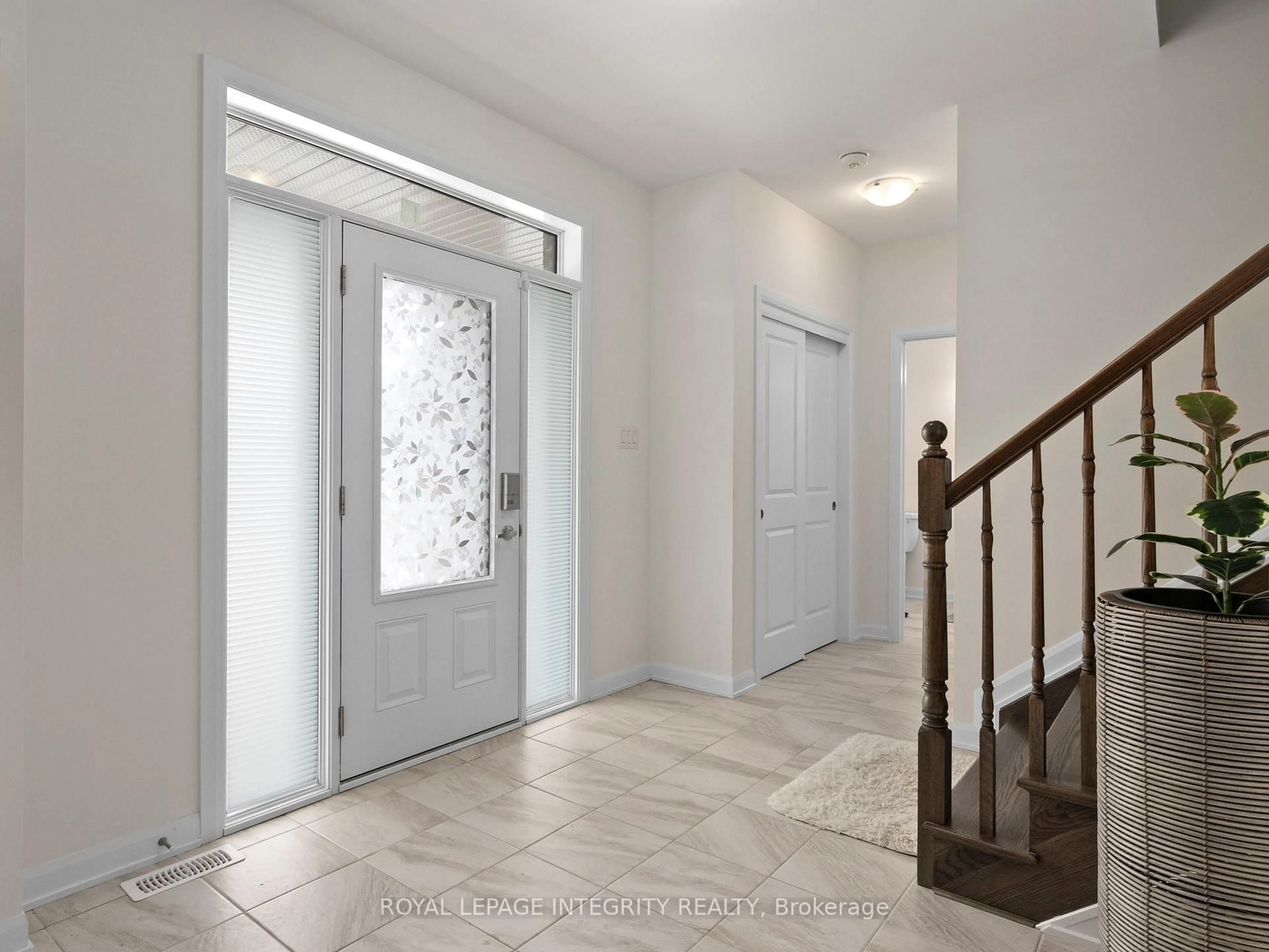 Indoor entryway for 168 Maynooth Crt, Ottawa Ontario K2J 6Y5