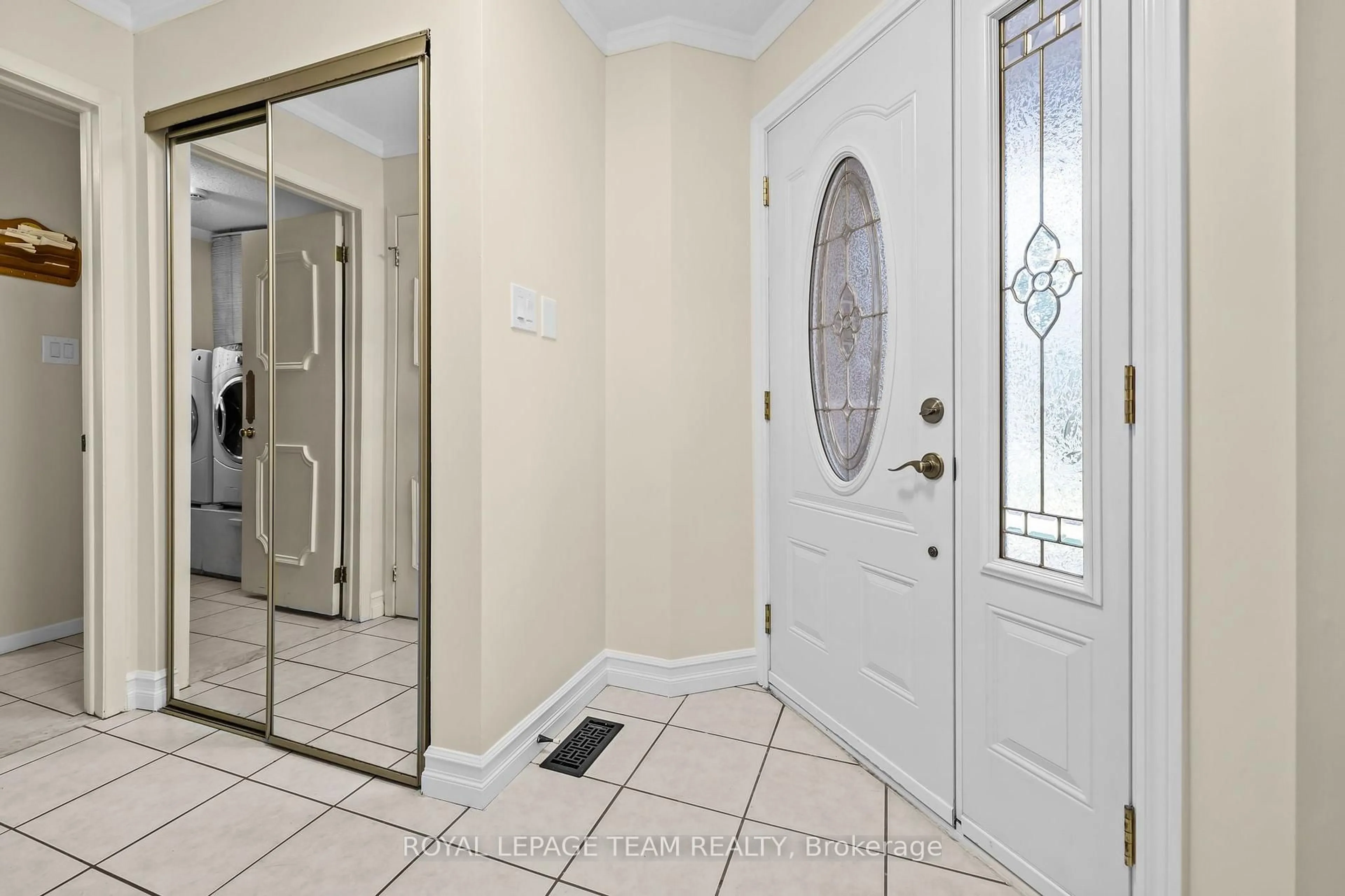 Indoor entryway for 1040 Karsh Dr, Ottawa Ontario K1G 4M9