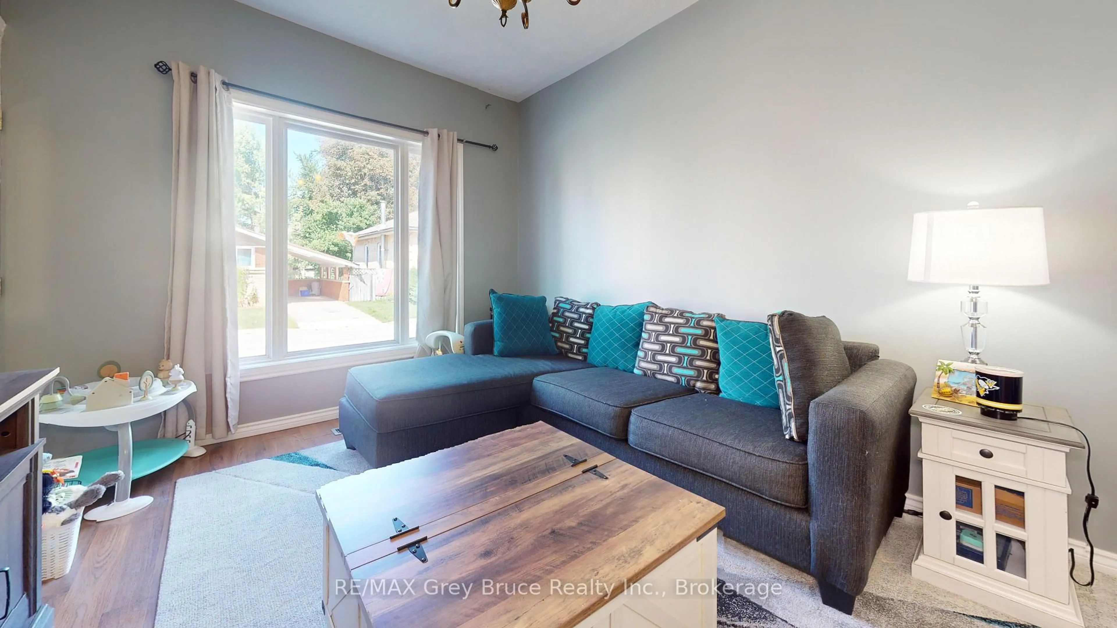 Living room with furniture, wood/laminate floor for 35 5th St, Arran-Elderslie Ontario N0G 1L0
