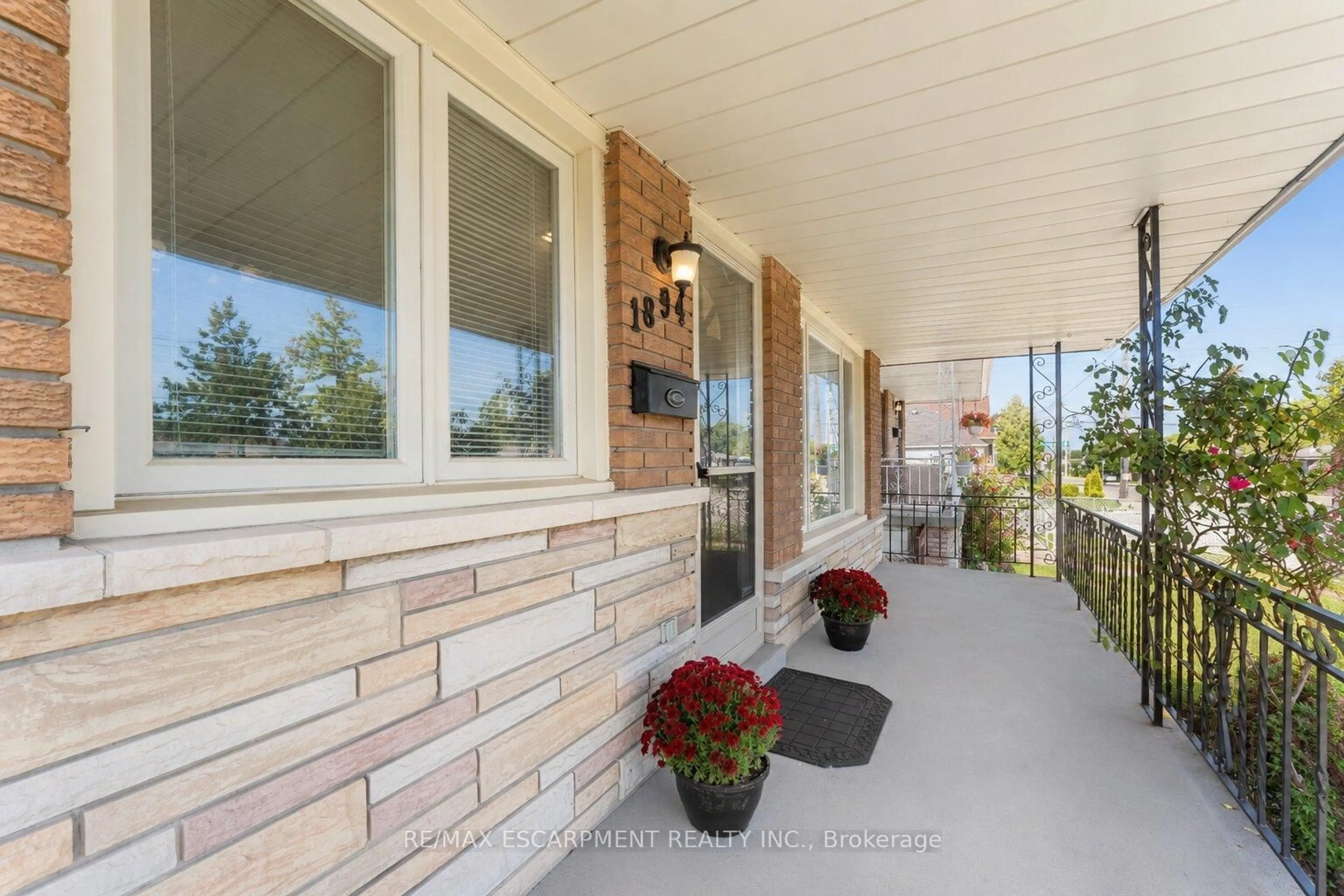 Unknown for 1894 Main St, Hamilton Ontario L8H 1G5