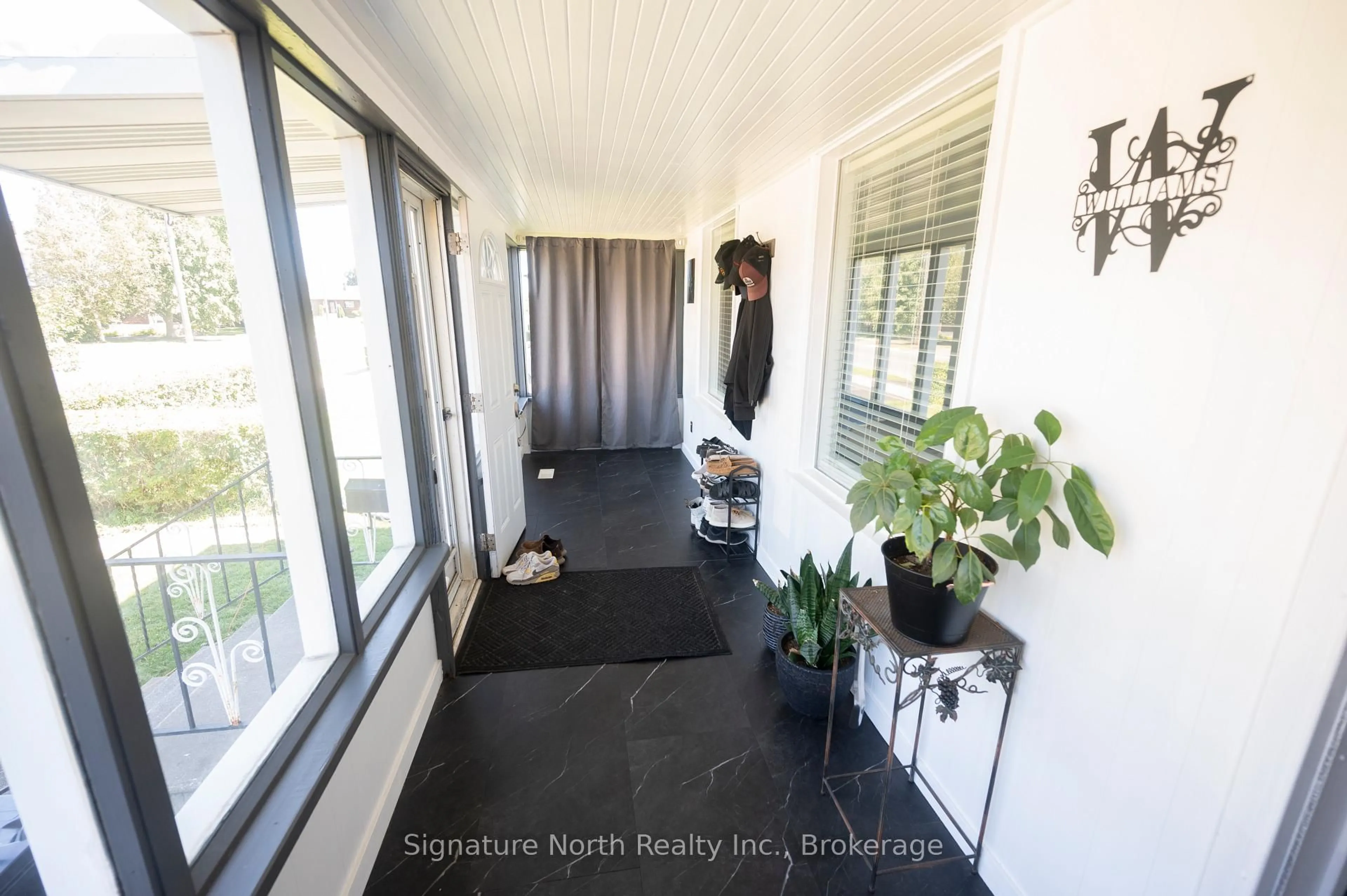 Indoor entryway for 184 Mary St, Thunder Bay Ontario P7E 4J5
