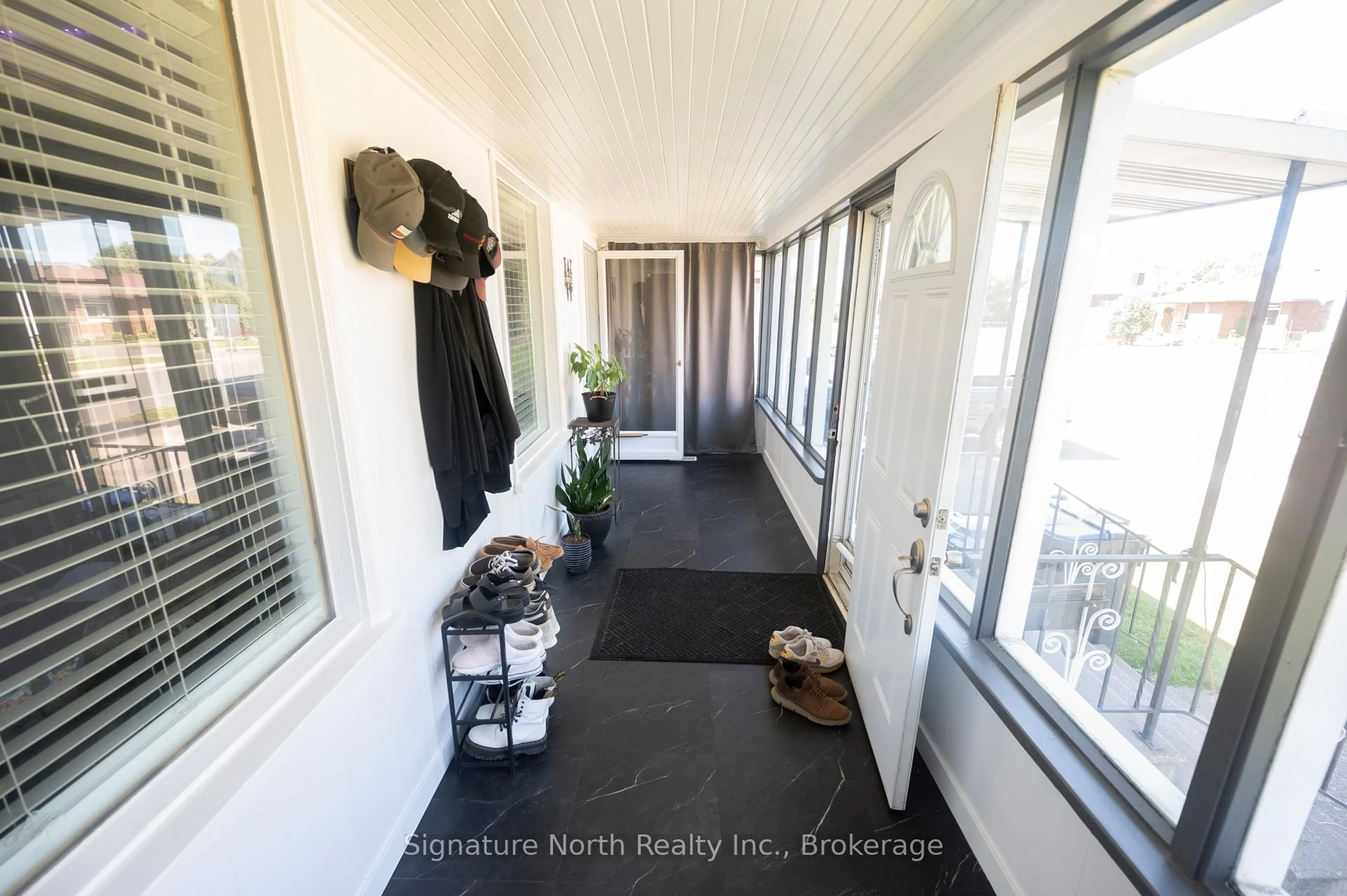 Indoor entryway for 184 Mary St, Thunder Bay Ontario P7E 4J5