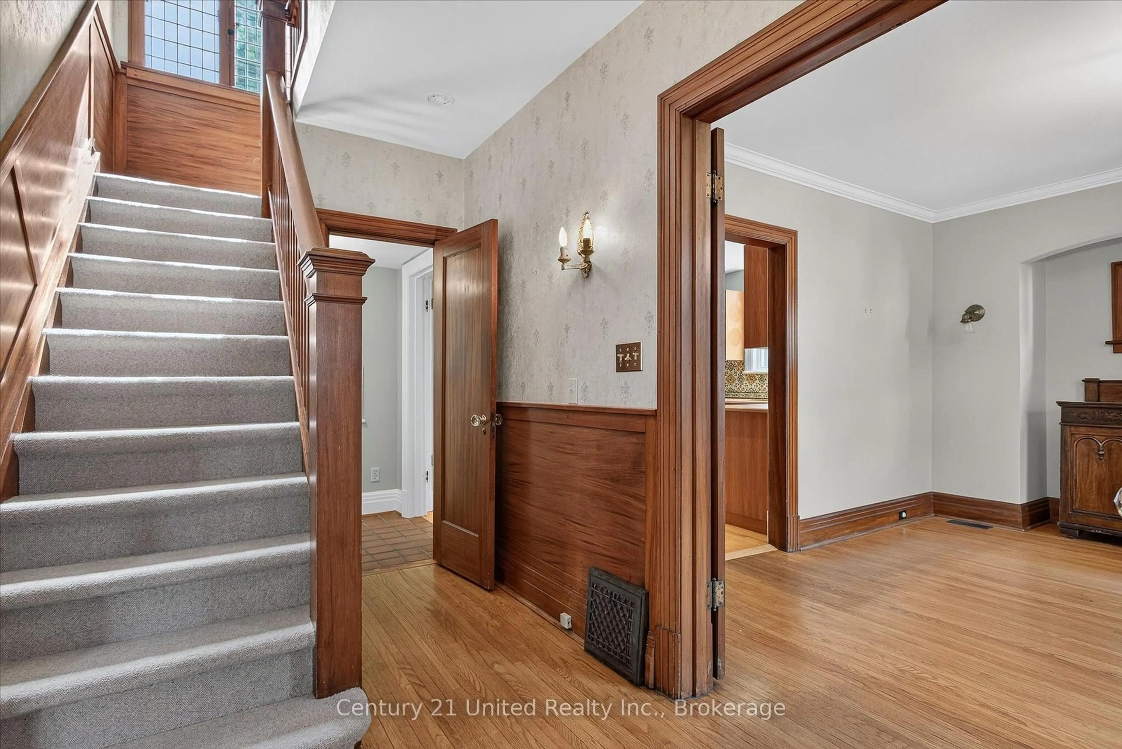 Indoor foyer for 627 Gilmour St, Peterborough Ontario K9J 4T9