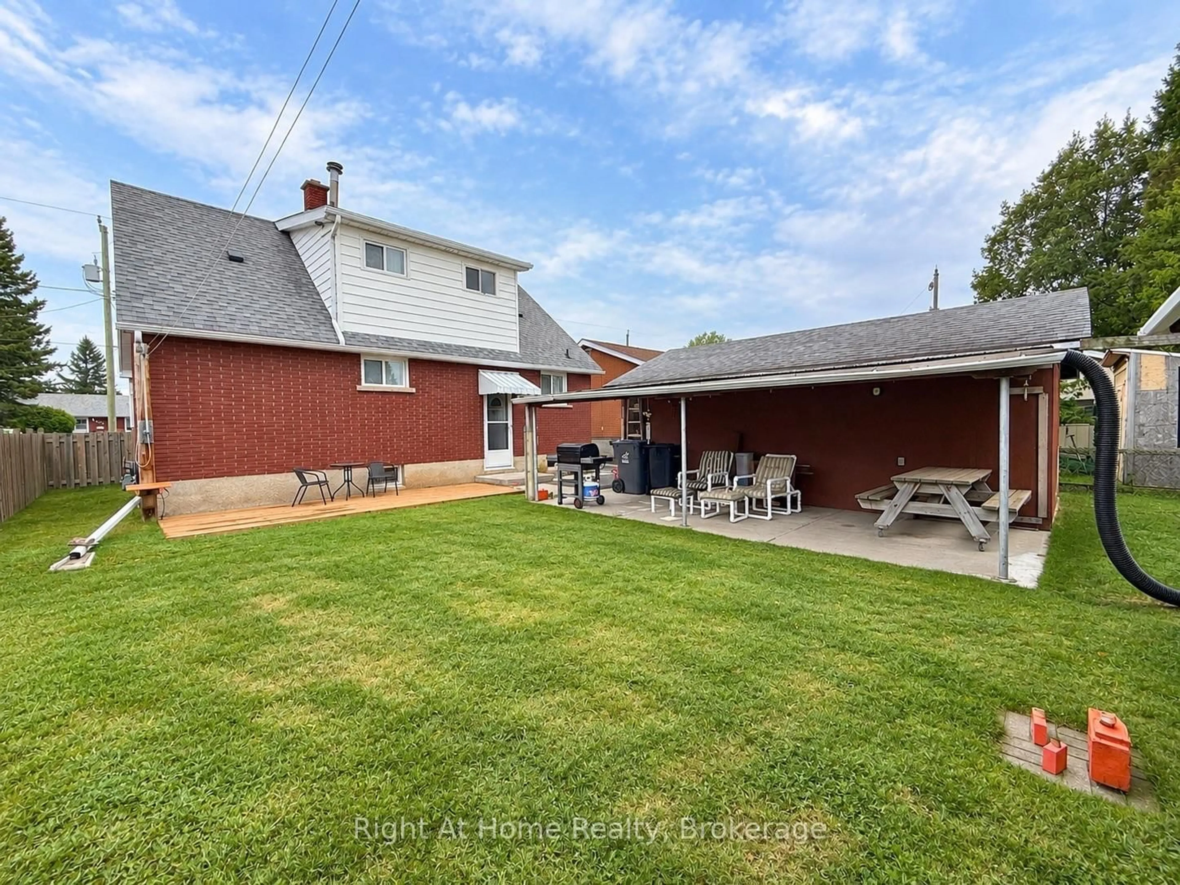 A pic from outside/outdoor area/front of a property/back of a property/a pic from drone, street for 123 Shipley St, Thunder Bay Ontario P7A 3C6