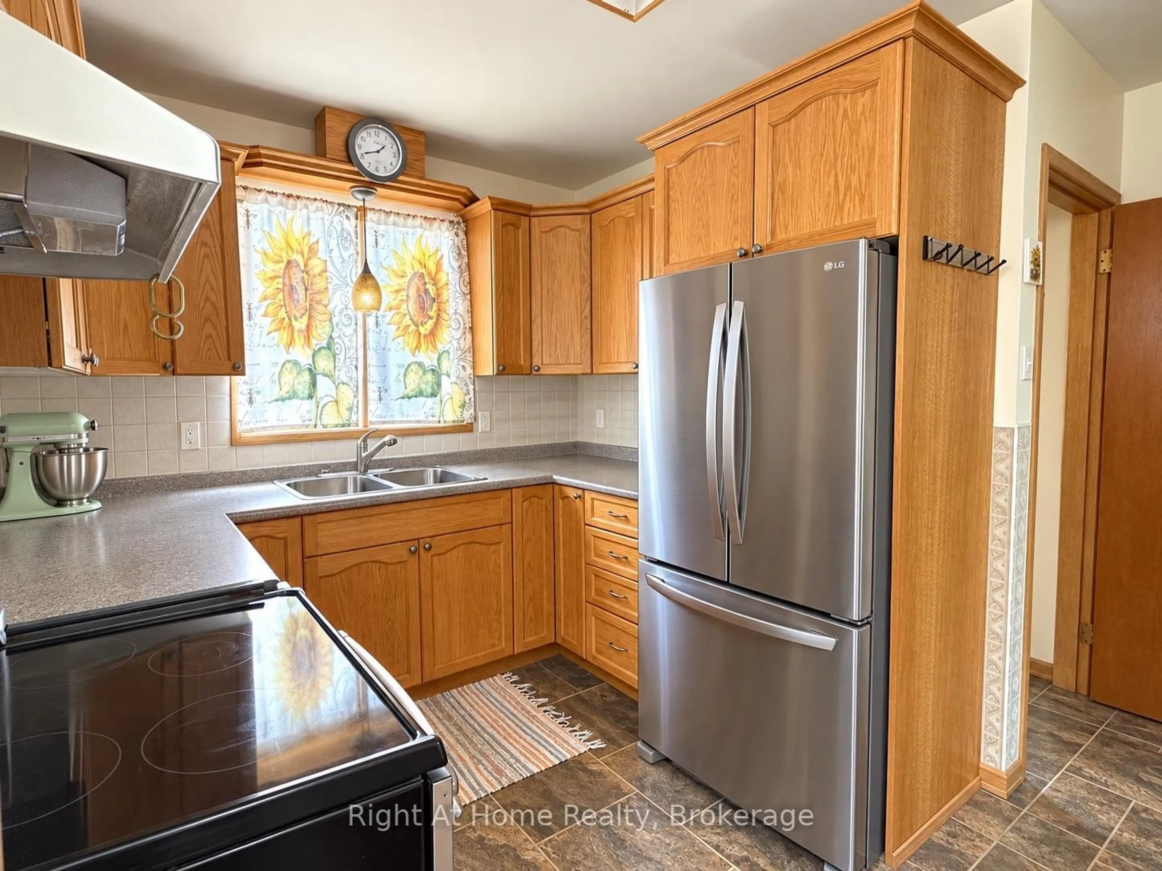 Standard kitchen, unknown for 123 Shipley St, Thunder Bay Ontario P7A 3C6