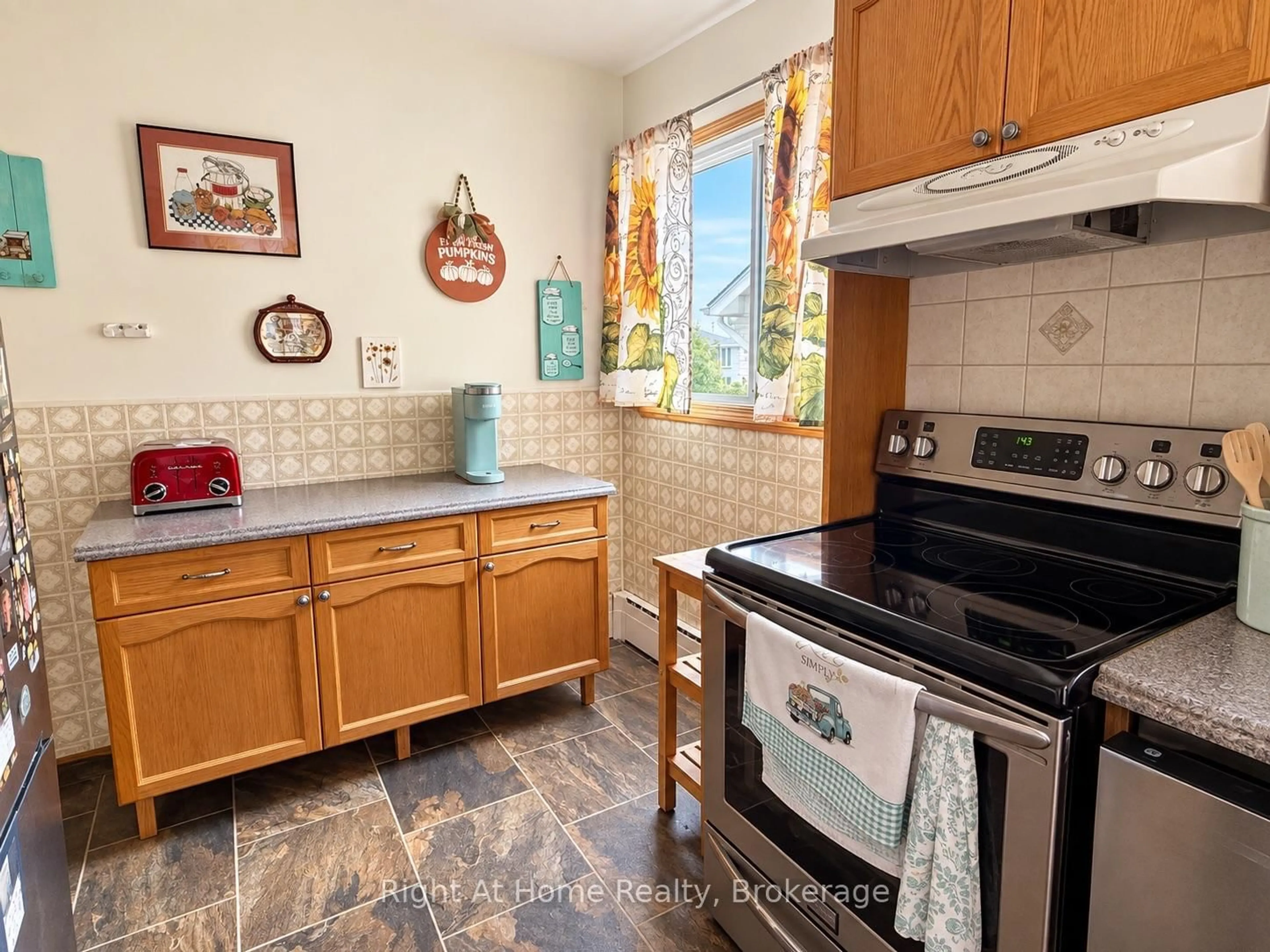 Standard kitchen, ceramic/tile floor for 123 Shipley St, Thunder Bay Ontario P7A 3C6