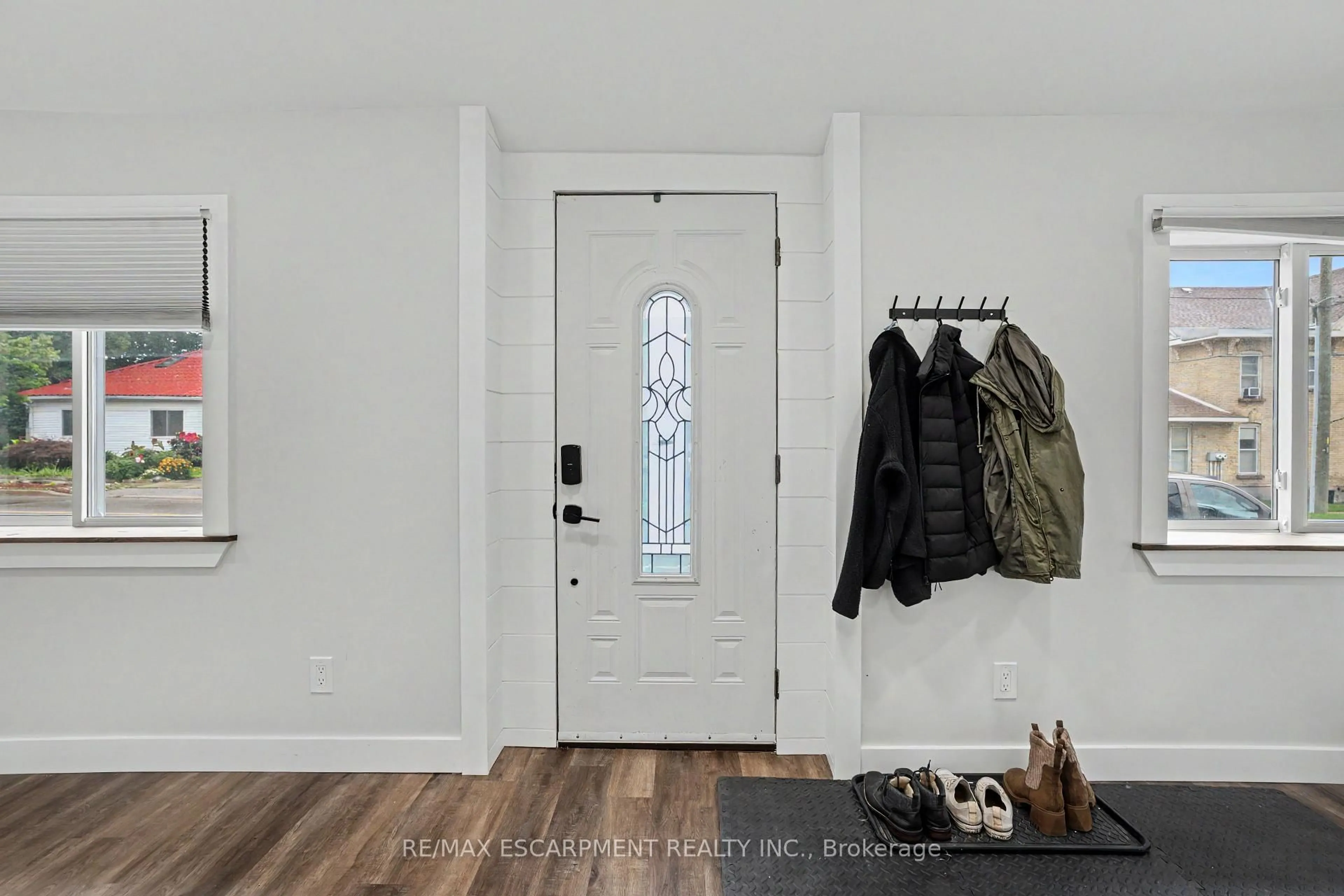 Indoor entryway for 600 PEEL St, Woodstock Ontario N4S 1K7