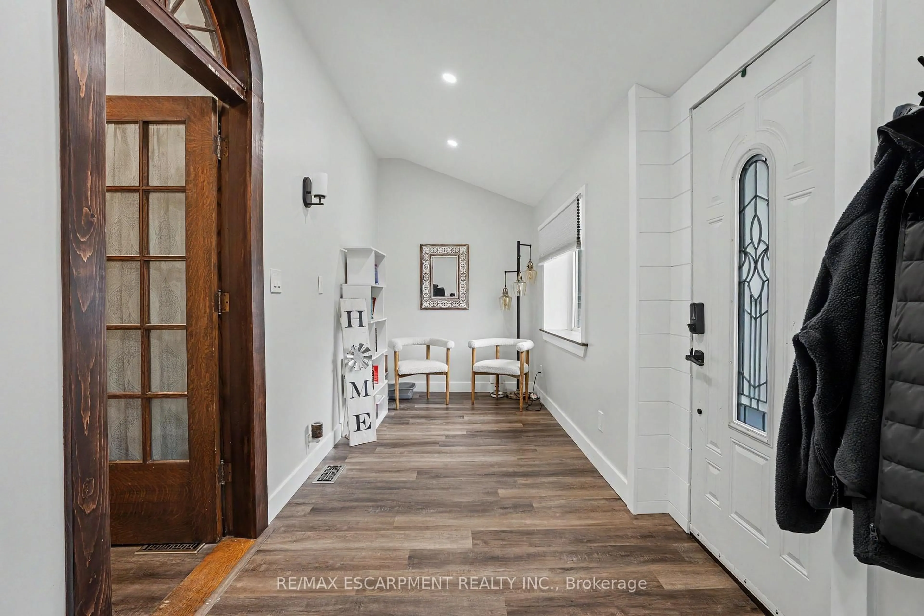 Indoor entryway for 600 PEEL St, Woodstock Ontario N4S 1K7