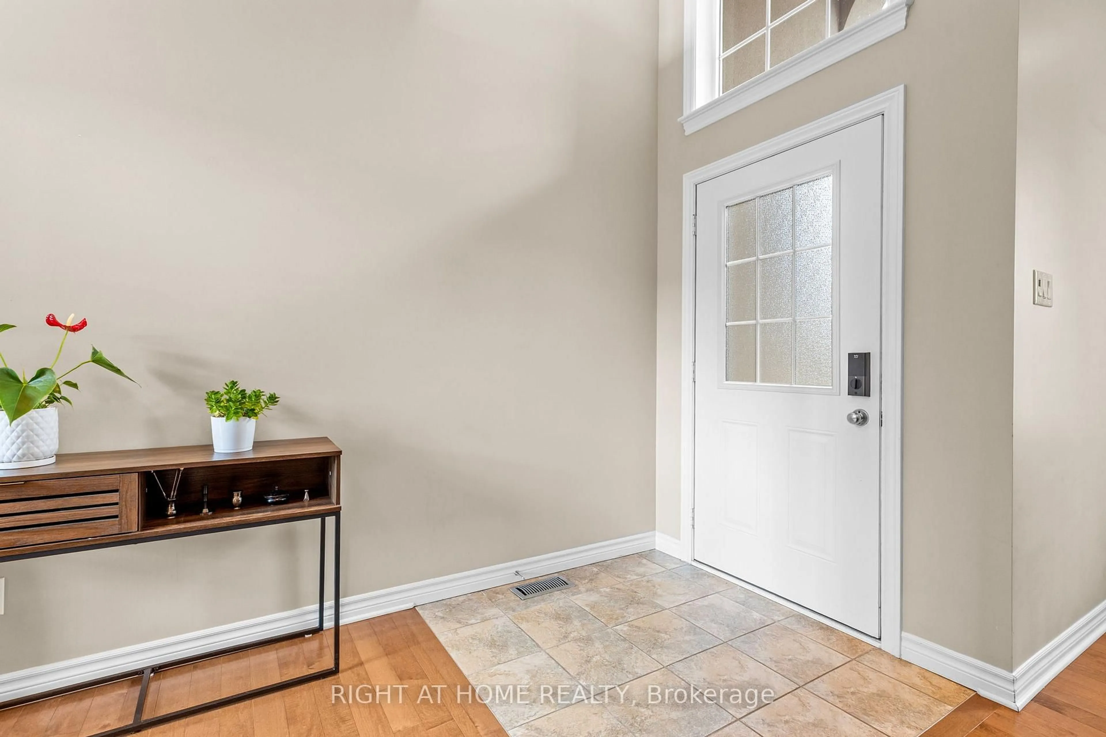 Indoor entryway for 983 Fieldfair Way, Ottawa Ontario K4A 0E4