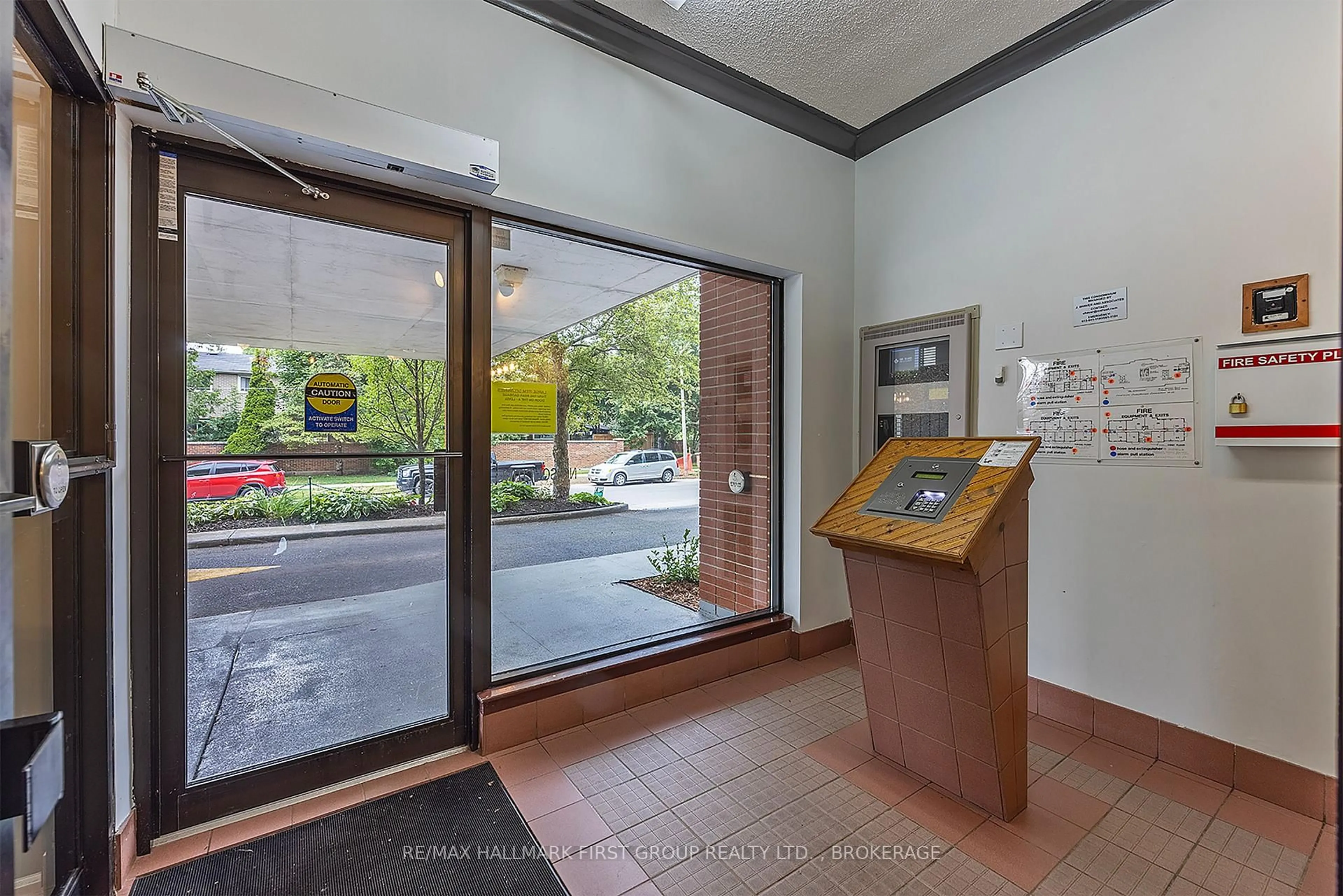 Indoor foyer for 14 Greenview Dr #204, Kingston Ontario K7M 7T5