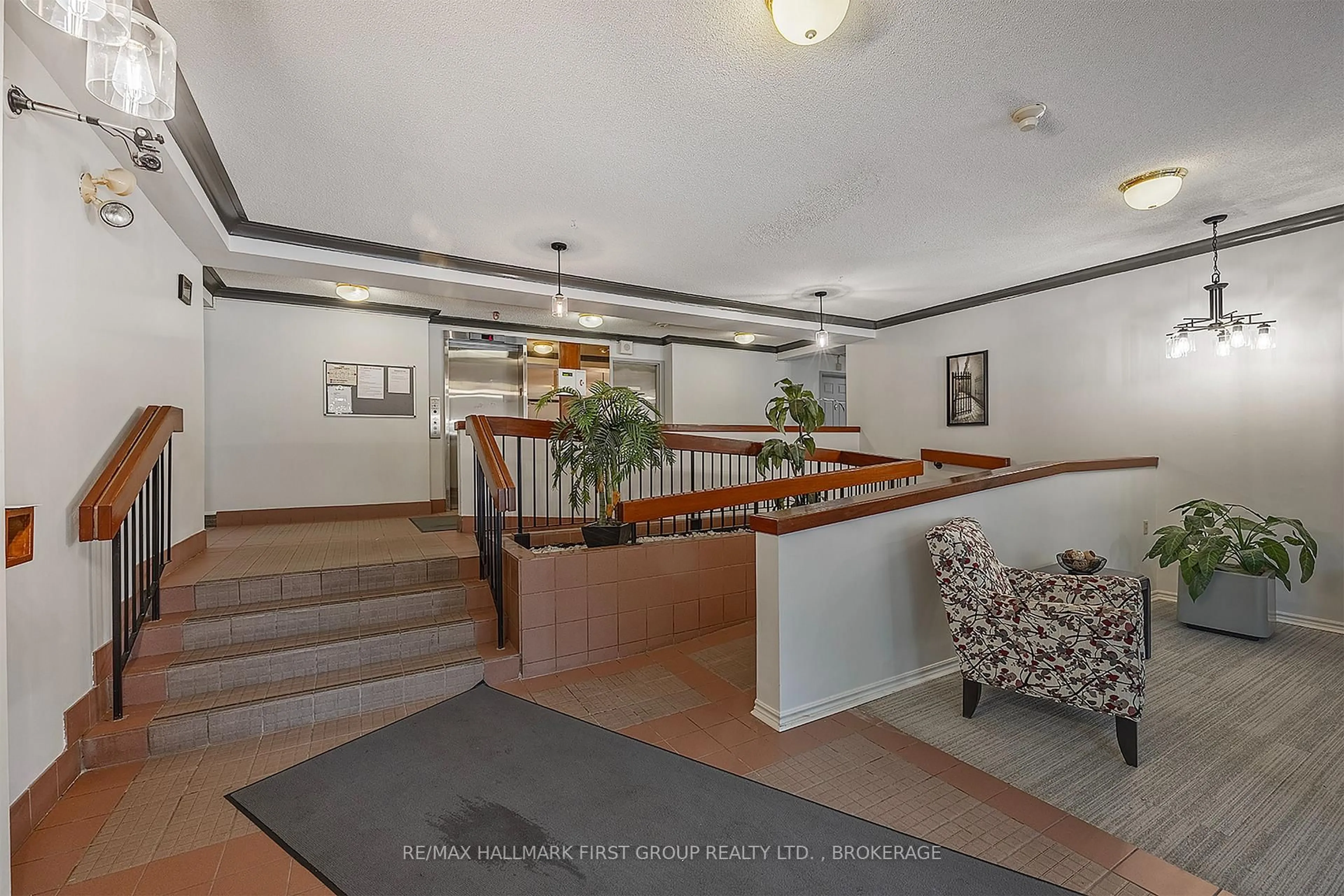 Indoor foyer for 14 Greenview Dr #204, Kingston Ontario K7M 7T5