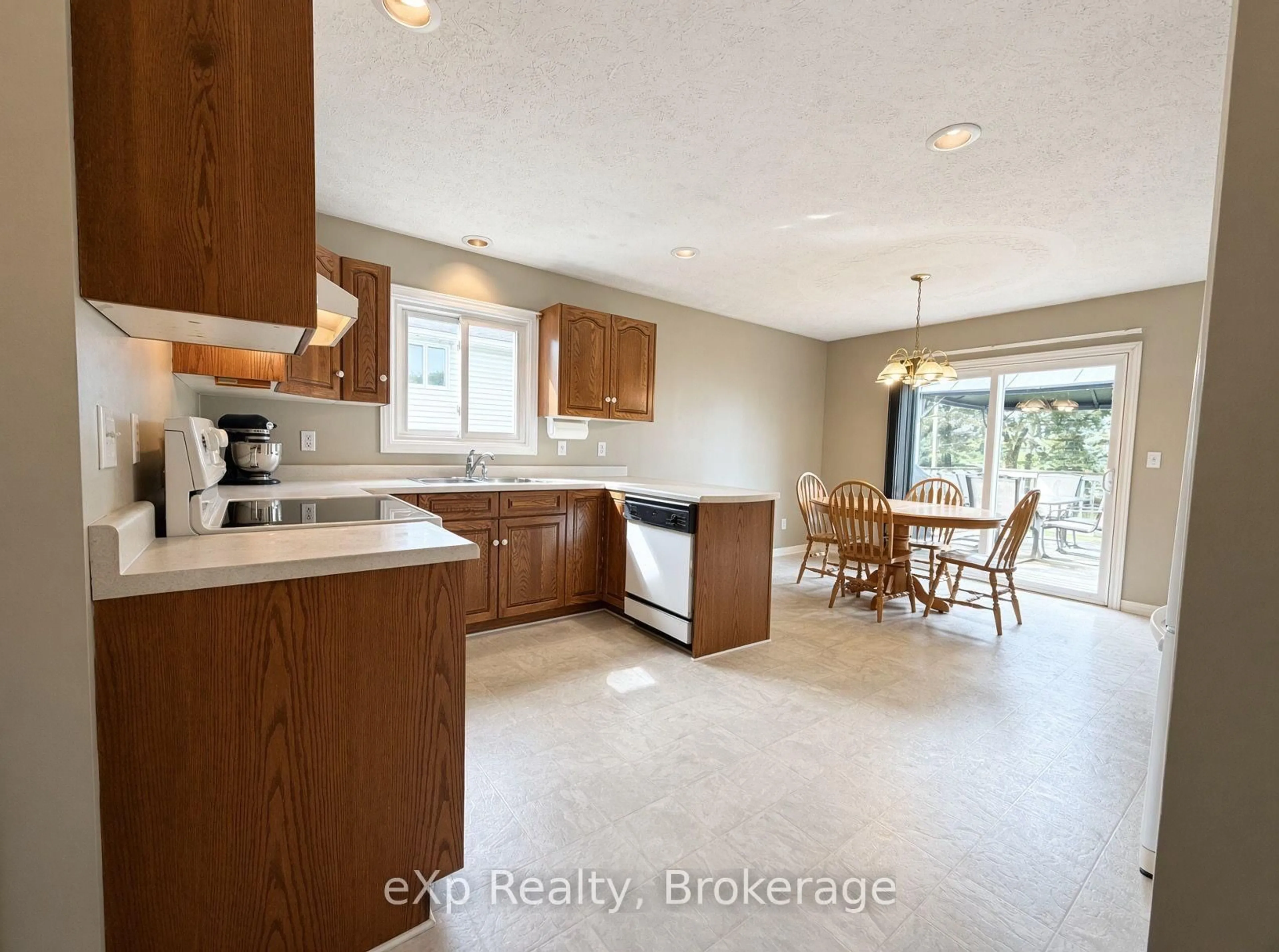 Open concept kitchen, ceramic/tile floor for 23 Willow St, Brockton Ontario N0G 2V0