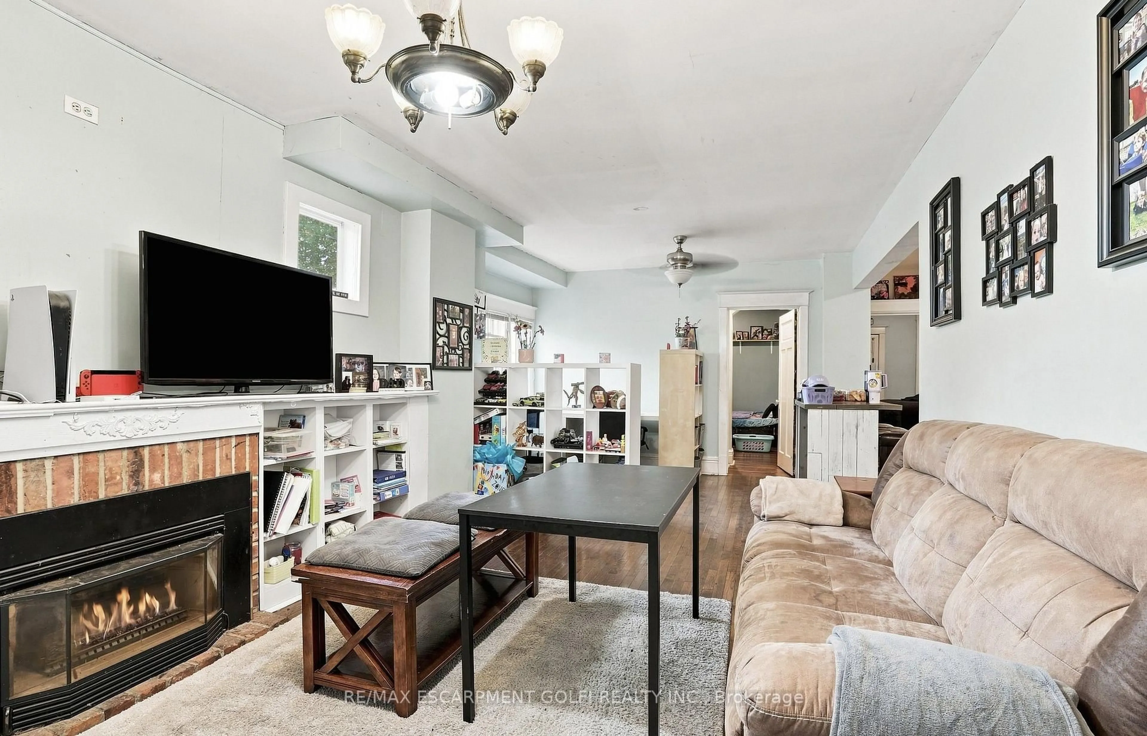 Living room with furniture, unknown for 52 Kensington Ave, Hamilton Ontario L8L 7M9