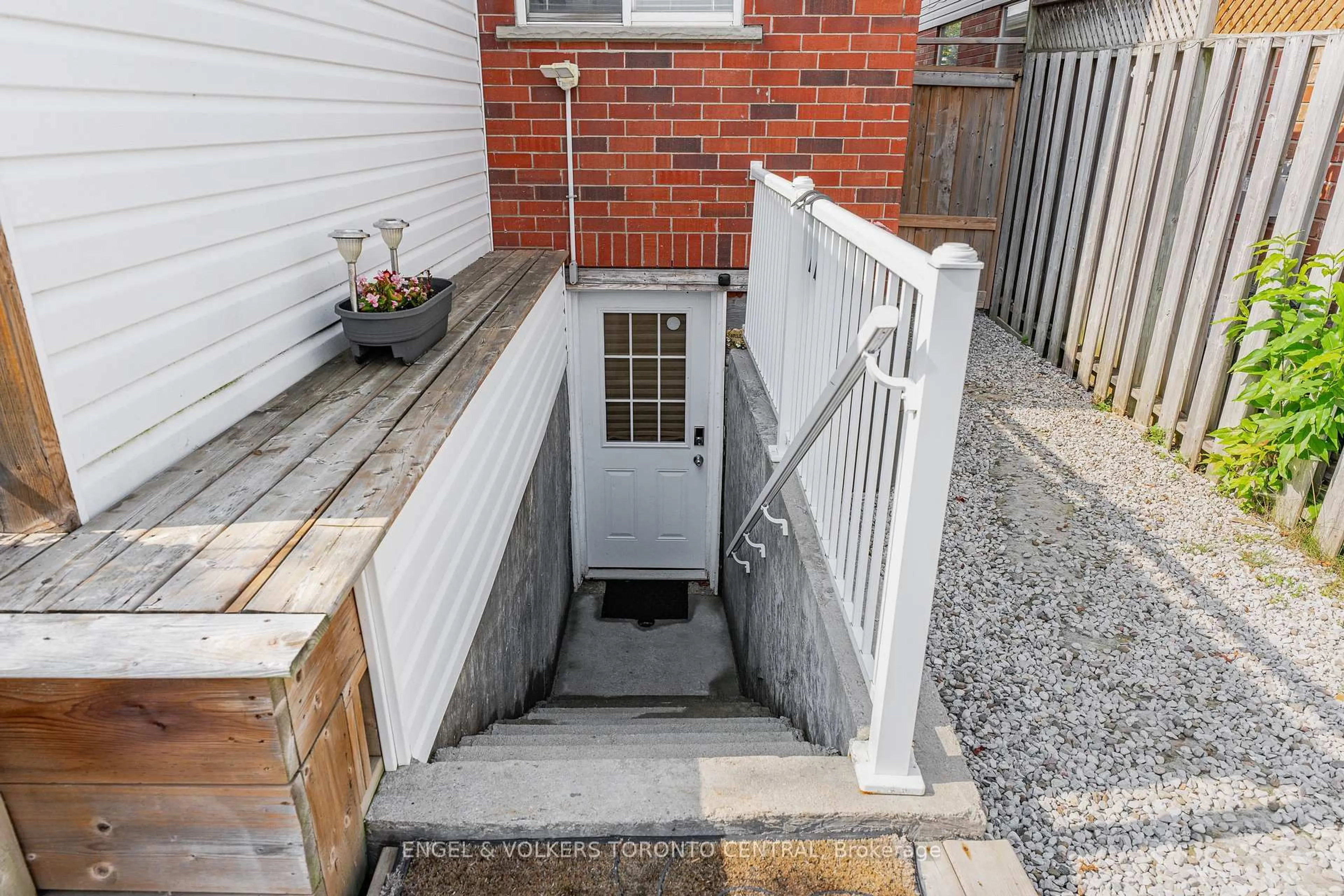 Patio, street for 43 Green Vista Dr, Cambridge Ontario N1T 1X7