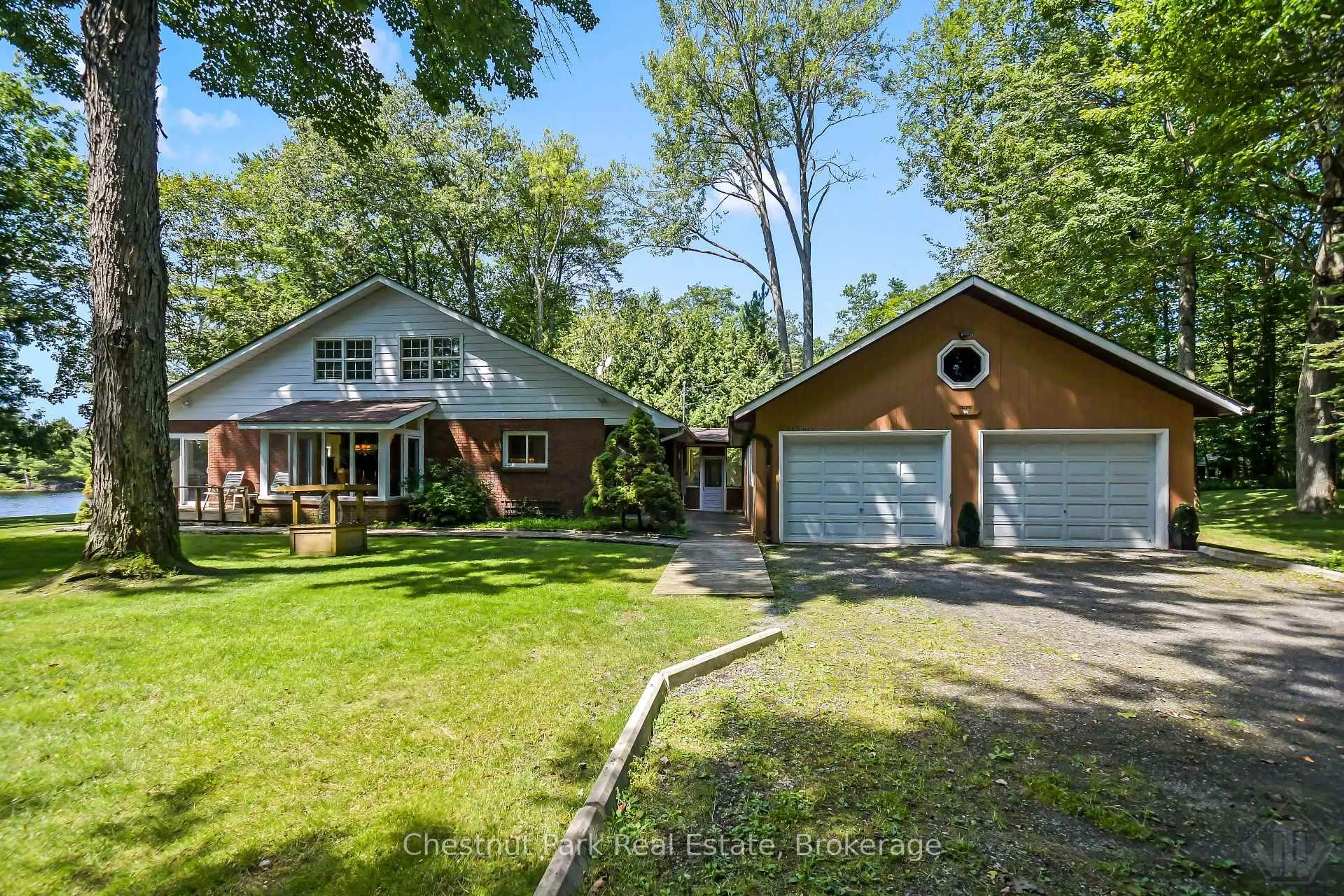 A pic from outside/outdoor area/front of a property/back of a property/a pic from drone, unknown for 1019 Maplewood Rd, Bracebridge Ontario P1L 1W8