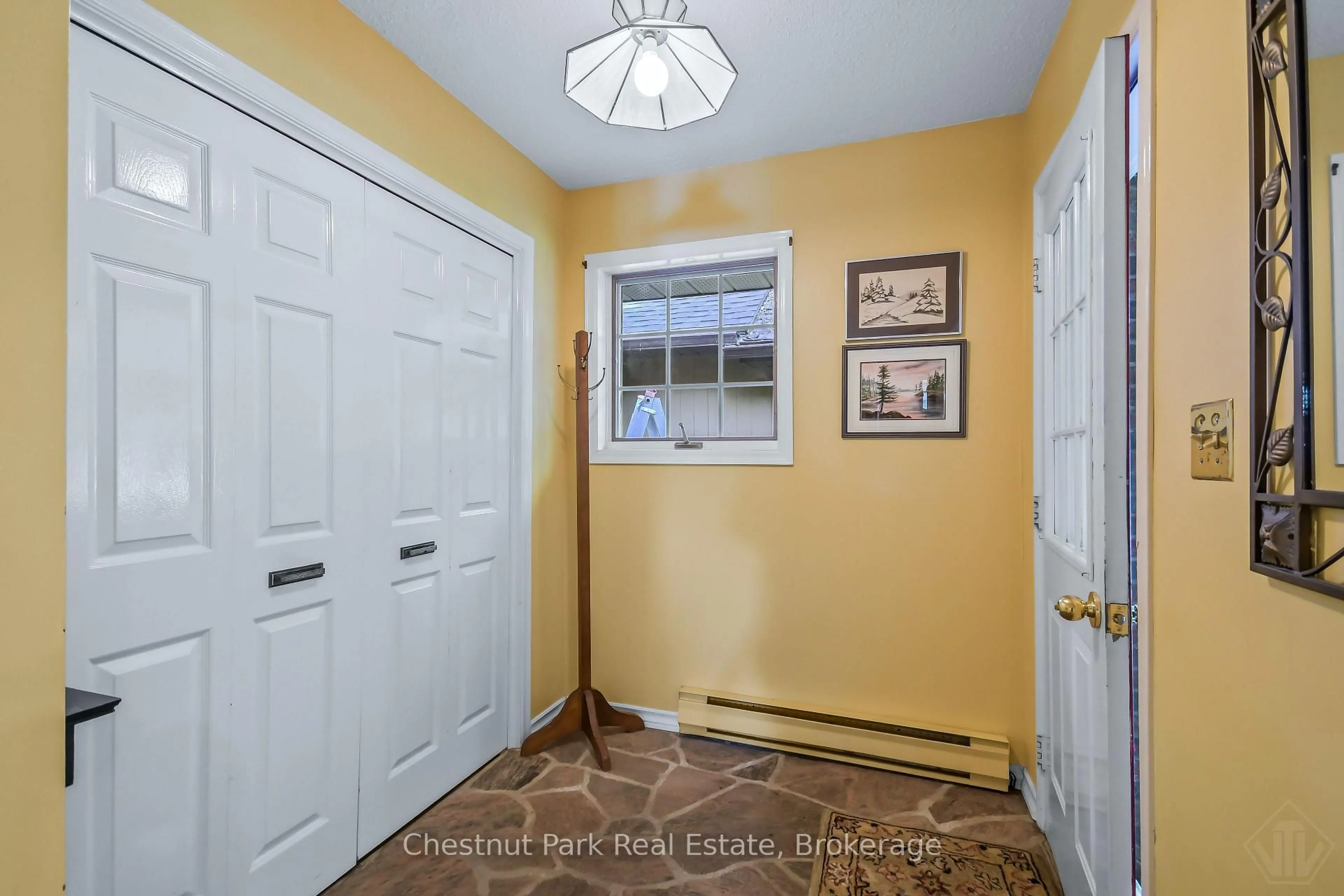Indoor entryway for 1019 Maplewood Rd, Bracebridge Ontario P1L 1W8