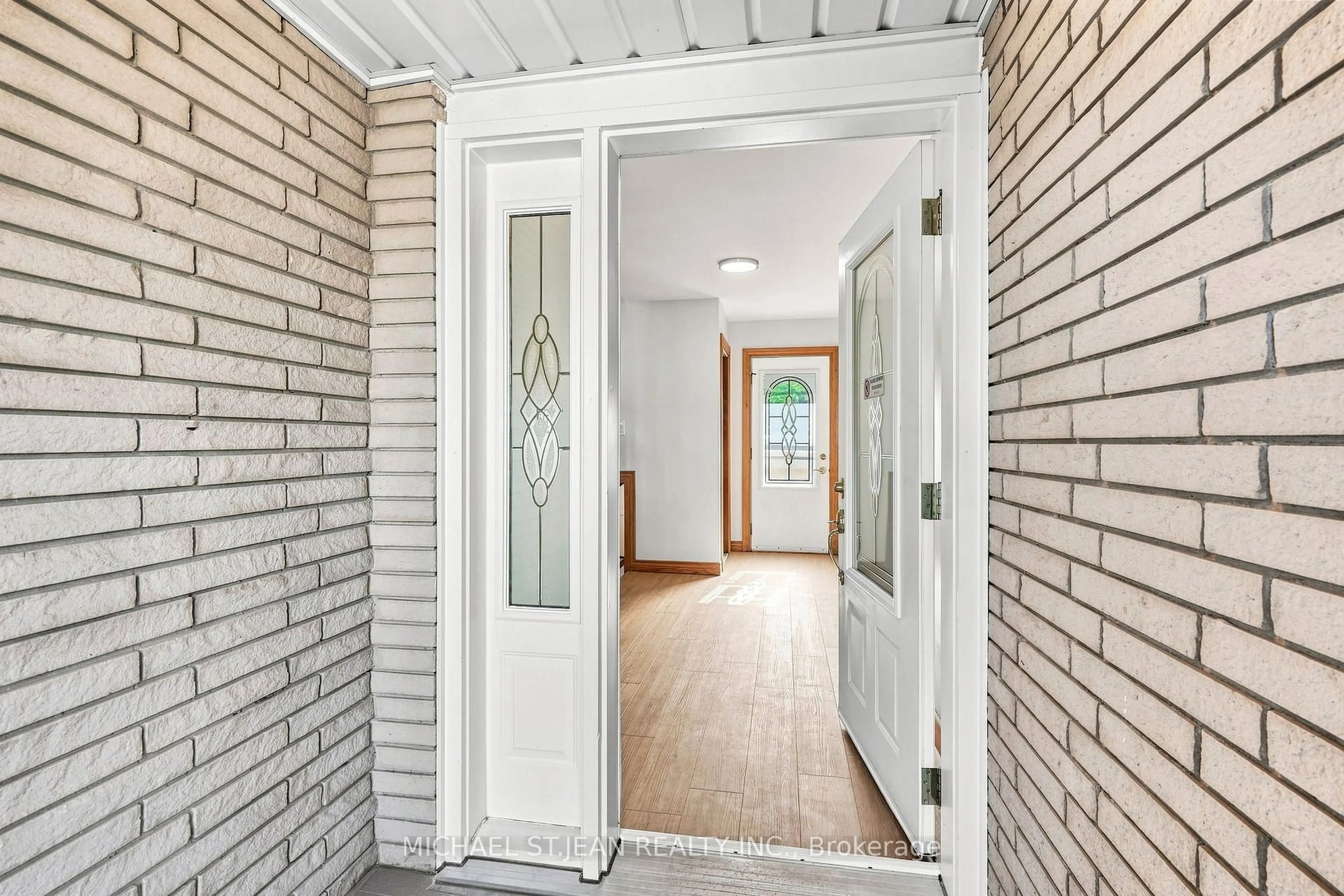 Indoor entryway for 14 Green Forest Dr, Hamilton Ontario L8G 3A7