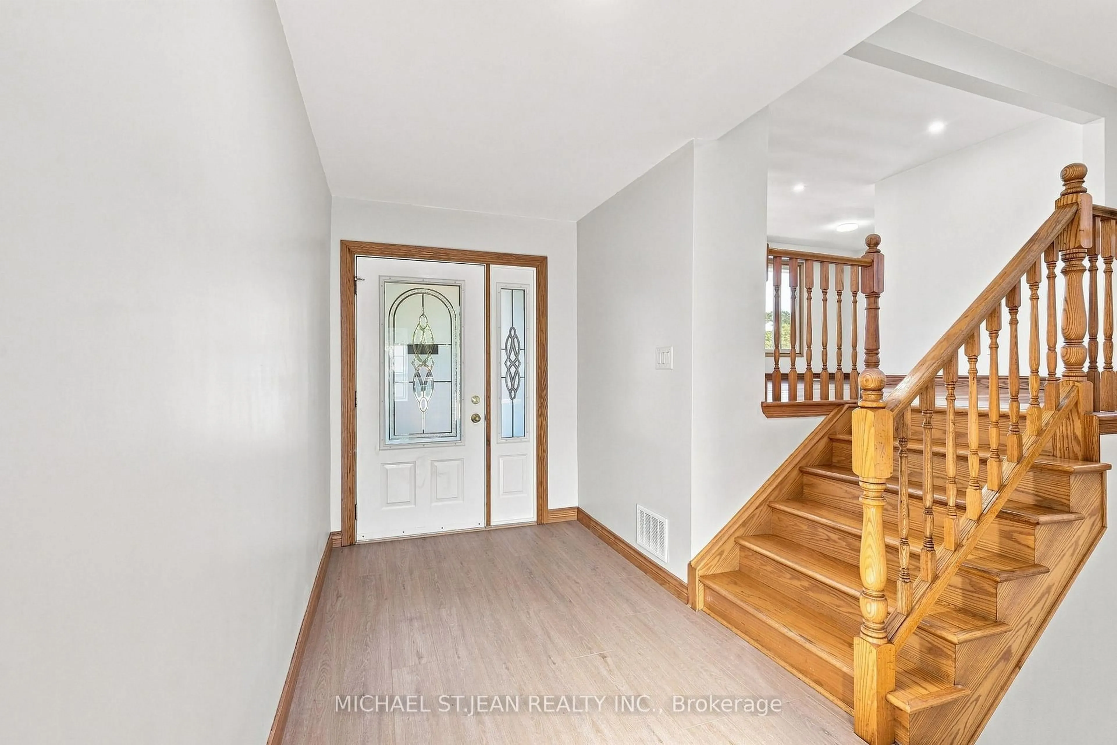 Indoor foyer for 14 Green Forest Dr, Hamilton Ontario L8G 3A7