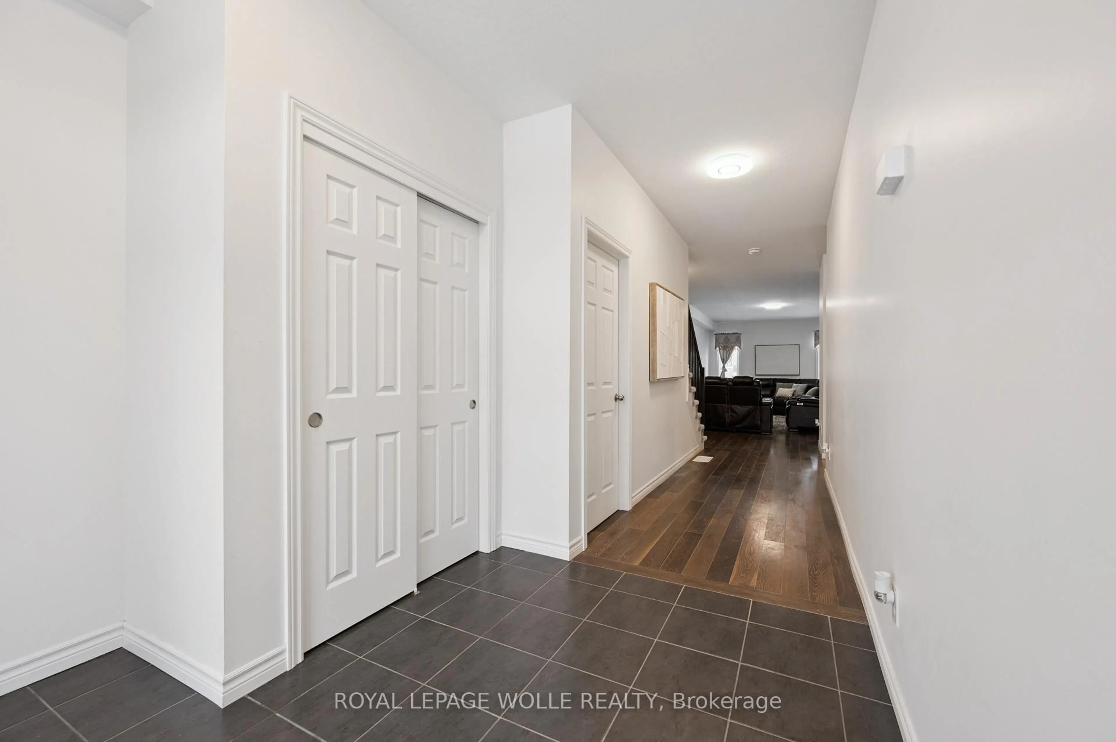 Indoor entryway for 308 Freure Dr, Cambridge Ontario N1S 0C1