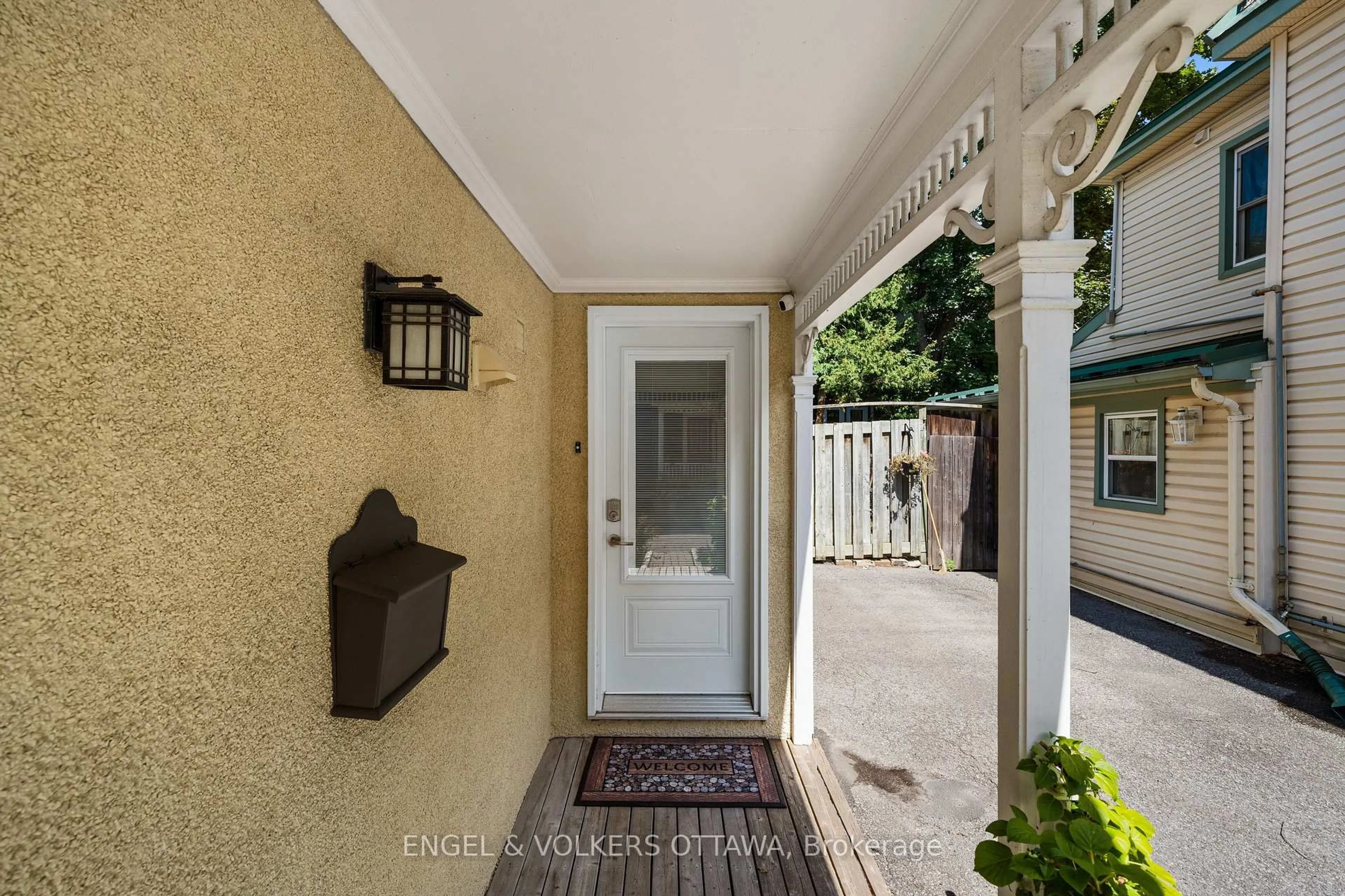 Indoor entryway for 4 Avon Lane, Ottawa Ontario K1M 1T9
