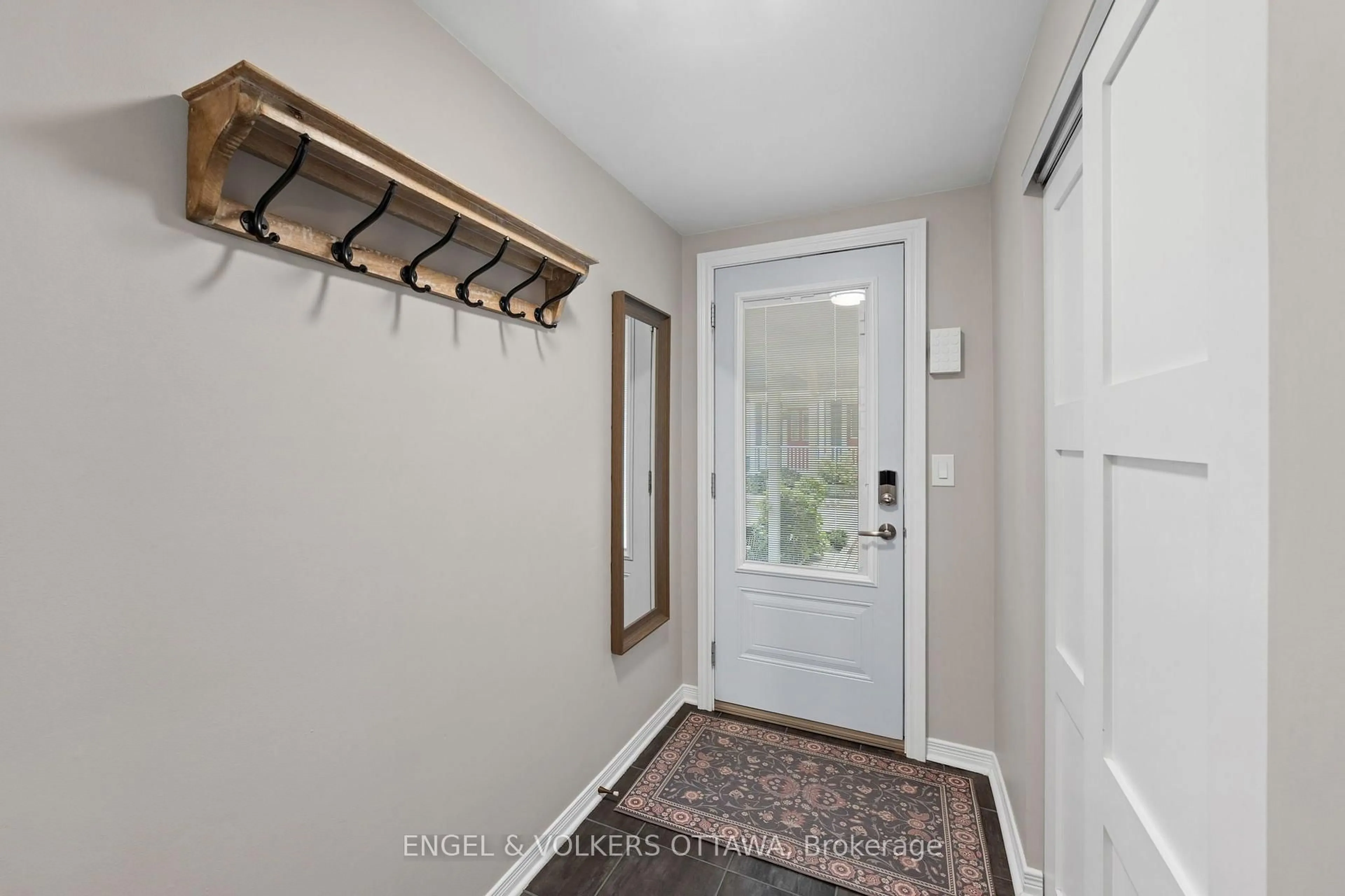 Indoor entryway for 4 Avon Lane, Ottawa Ontario K1M 1T9