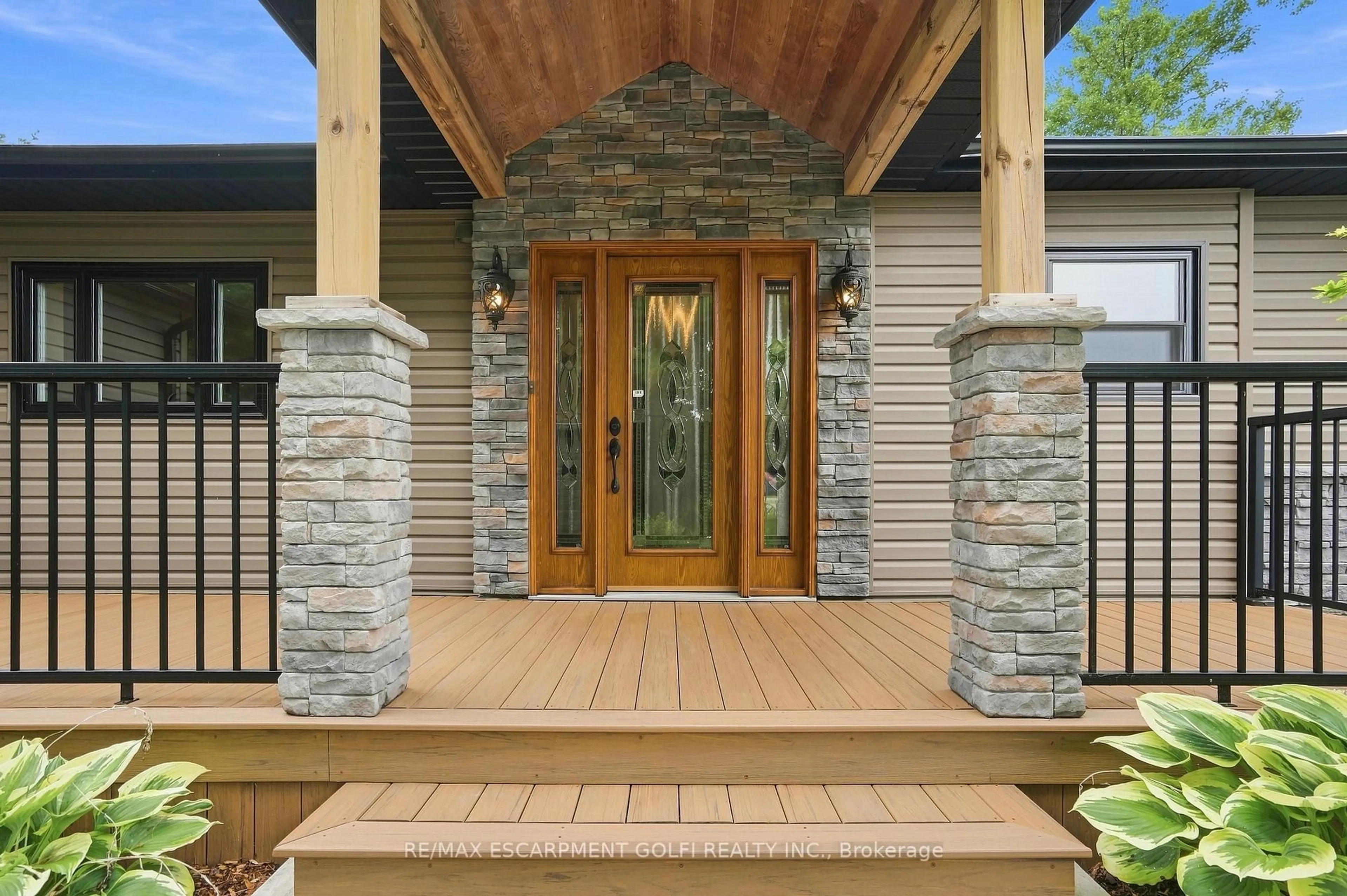 Indoor entryway for 617 Chapin Pkwy, Fort Erie Ontario L2A 5M4