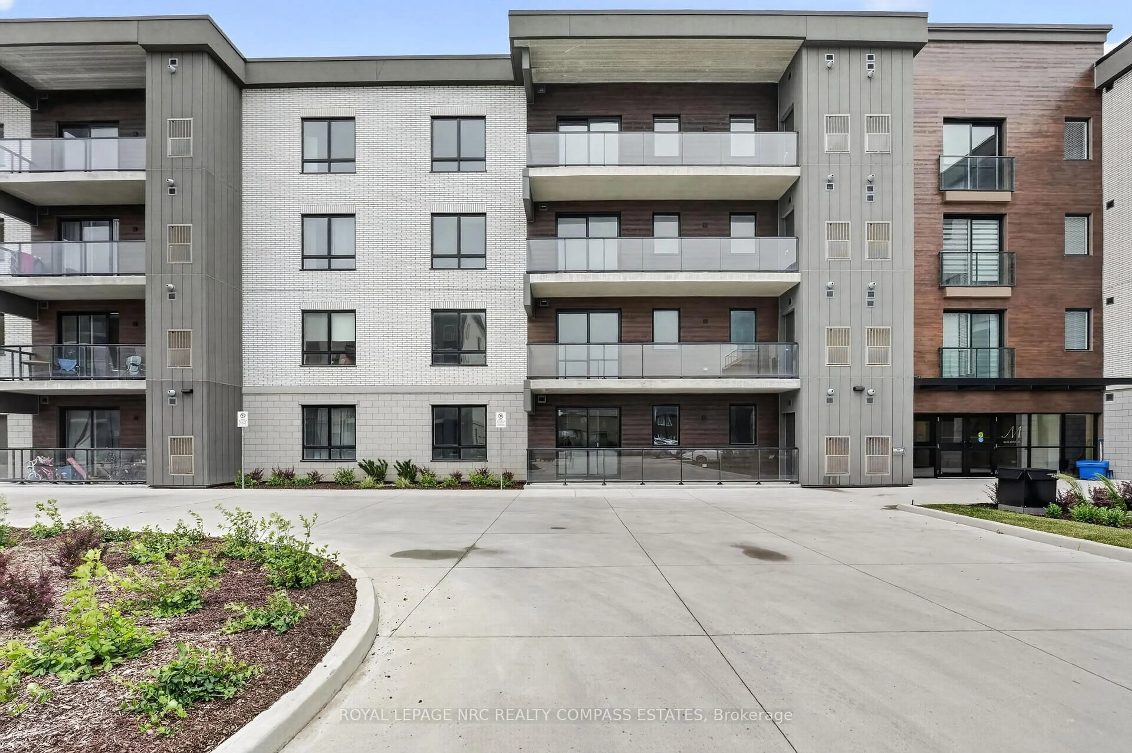 Patio, building for 7549 A Kalar Rd #205, Niagara Falls Ontario L2H 3W6