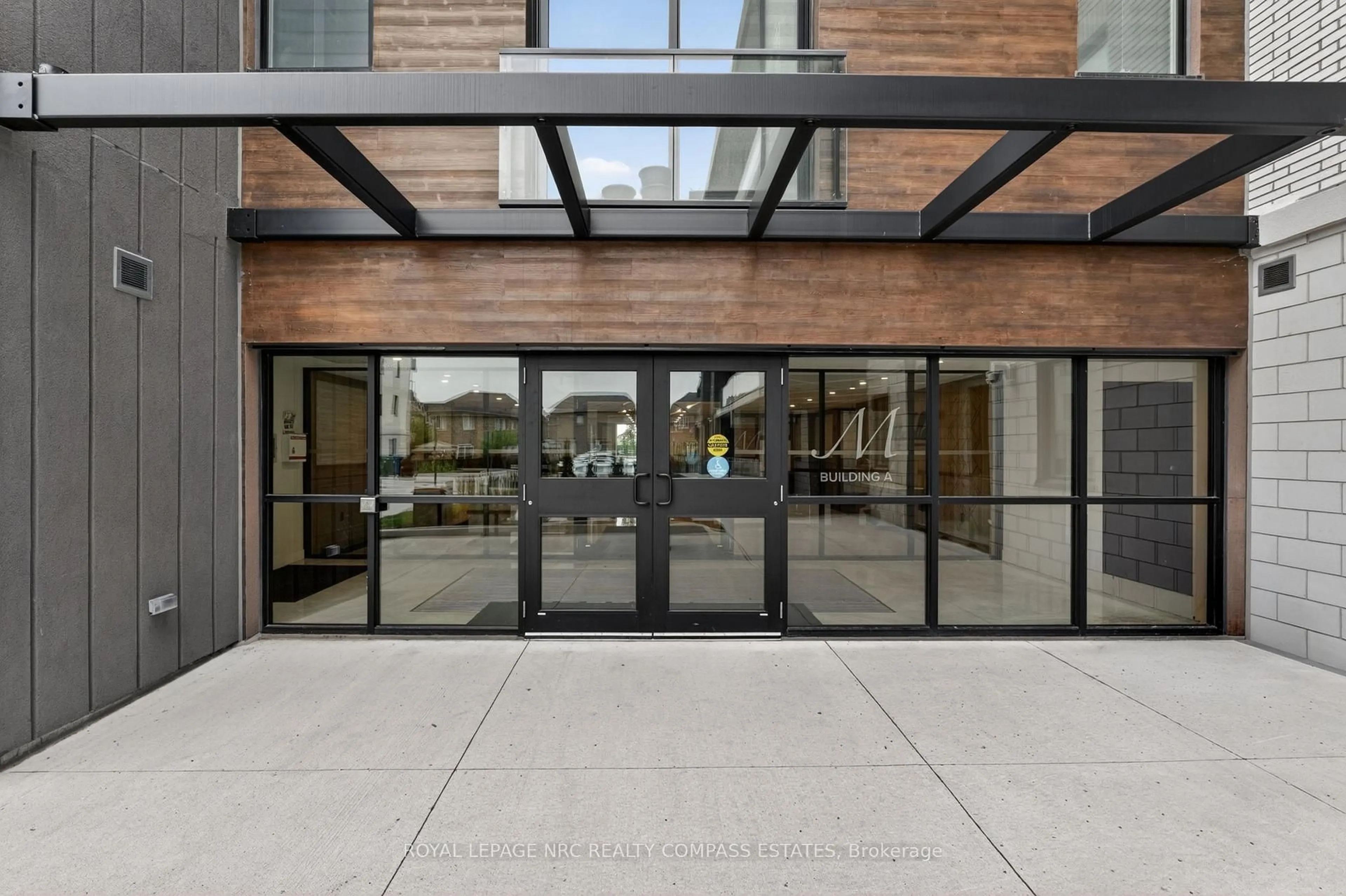 Indoor foyer for 7549 A Kalar Rd #205, Niagara Falls Ontario L2H 3W6