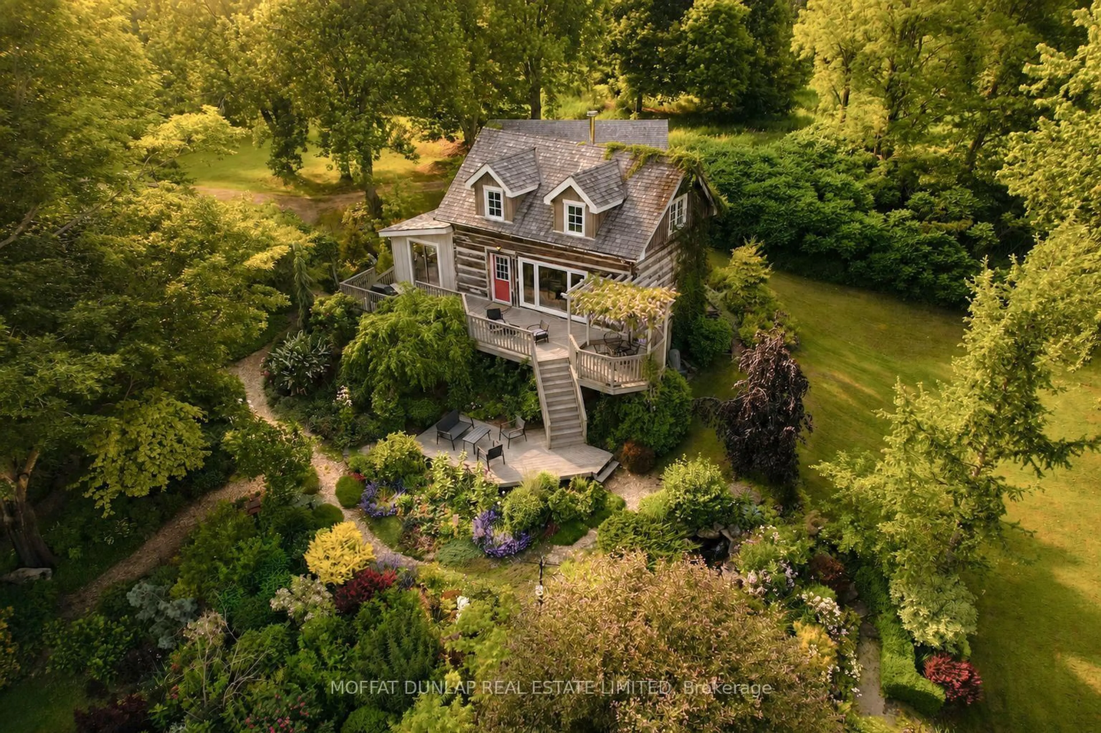 A pic from outside/outdoor area/front of a property/back of a property/a pic from drone, building for 595327 Blind Line, Mono Ontario L9V 0Z3