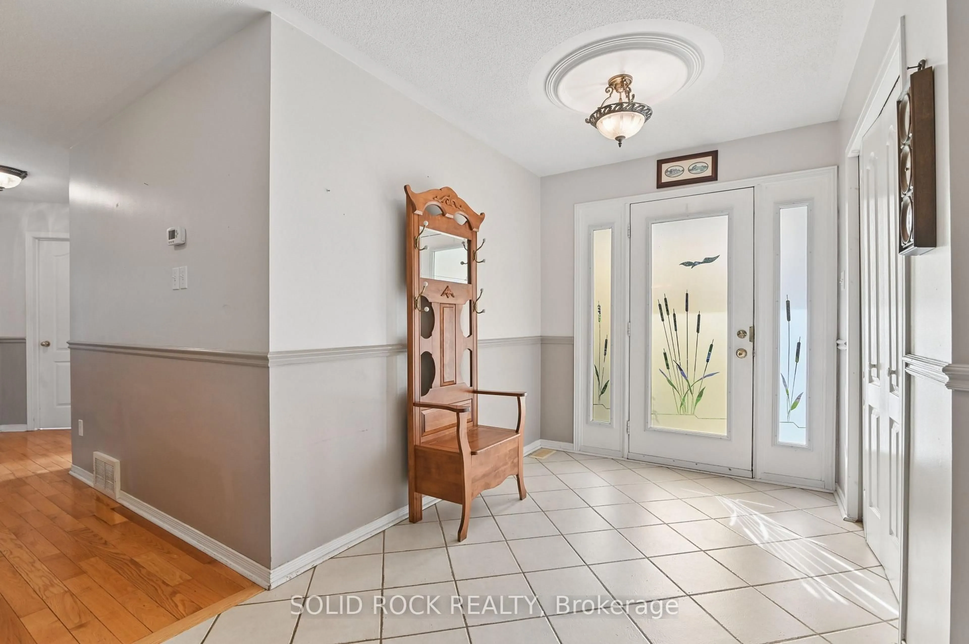Indoor entryway for 5663 Ferdinand St, Osgoode Ontario K0A 2W0