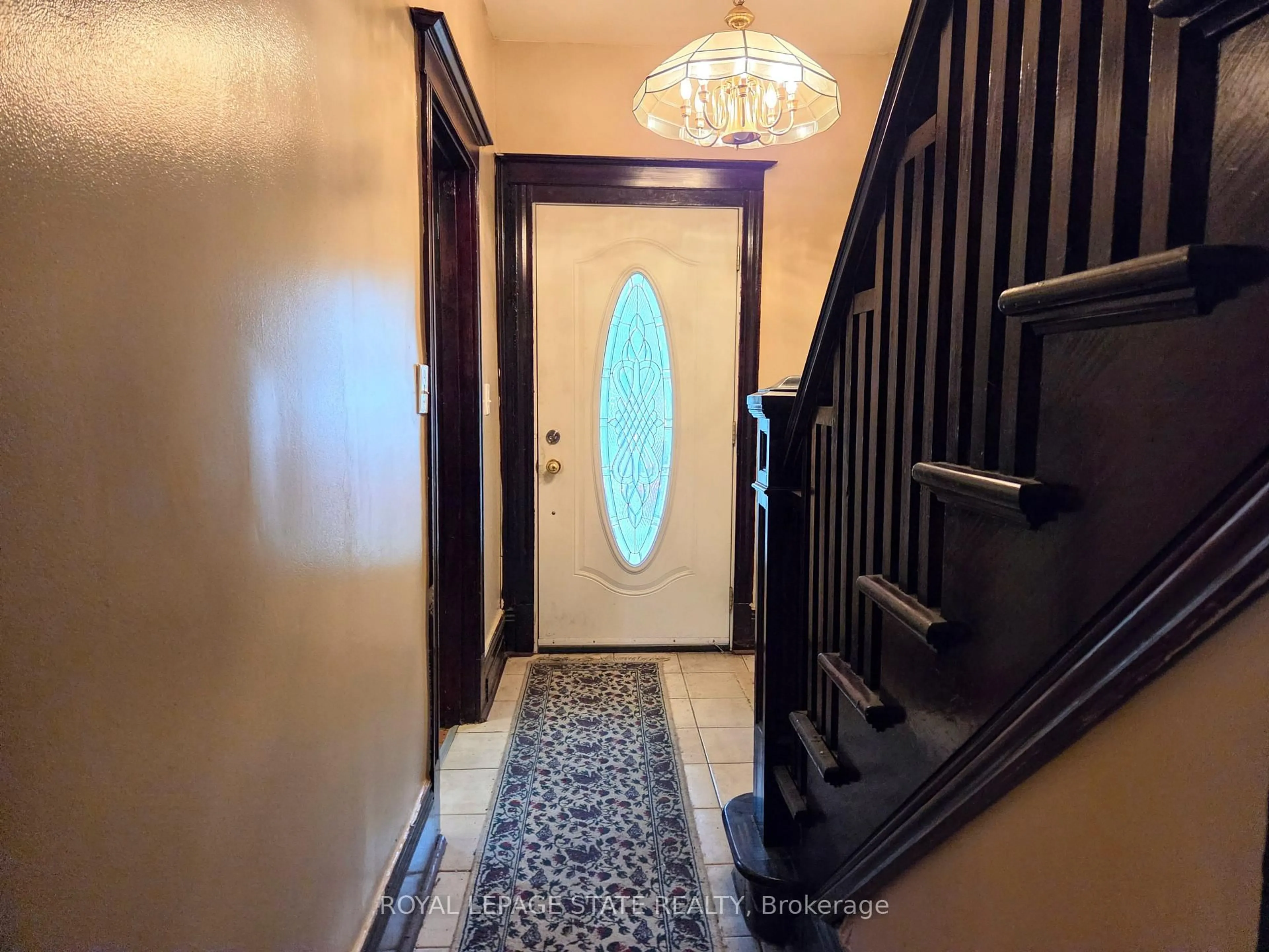 Indoor foyer for 72 Emerald St, Hamilton Ontario L8L 5K3
