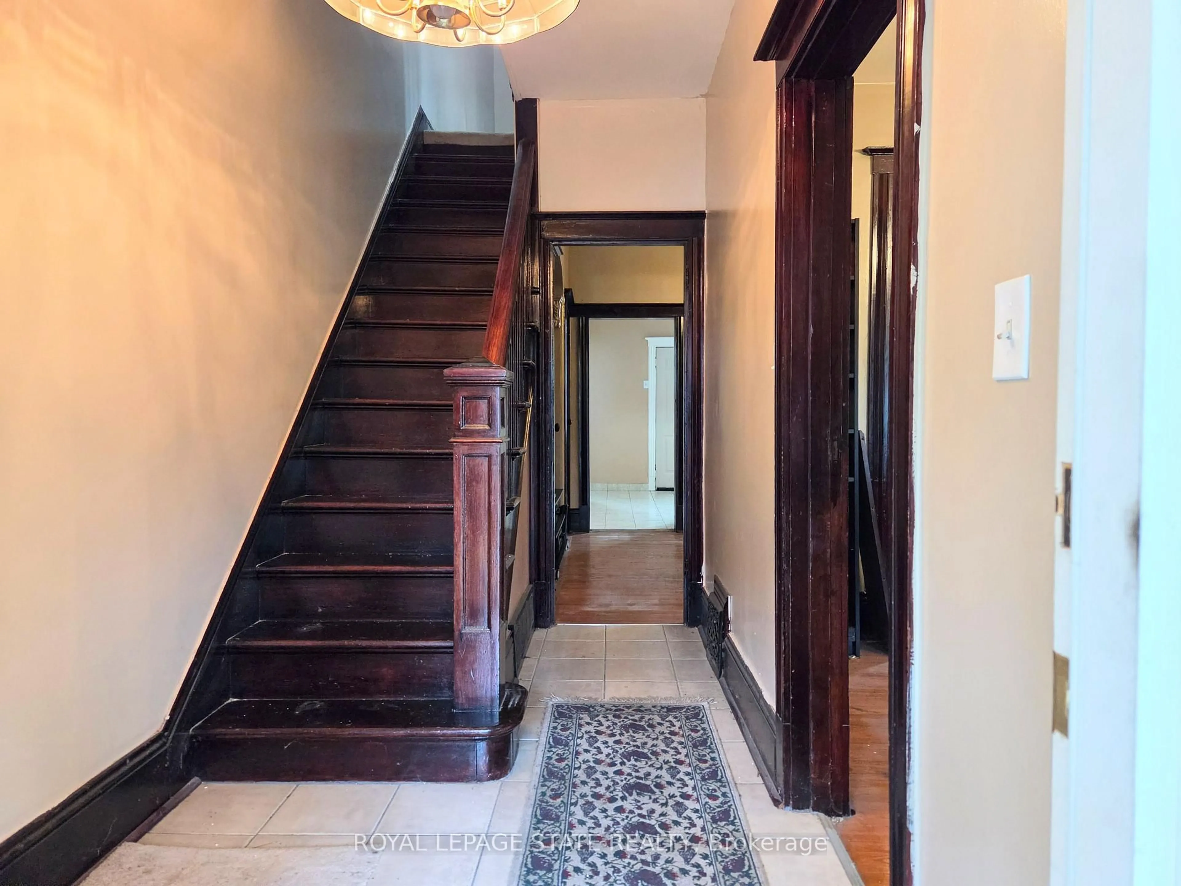 Indoor foyer for 72 Emerald St, Hamilton Ontario L8L 5K3