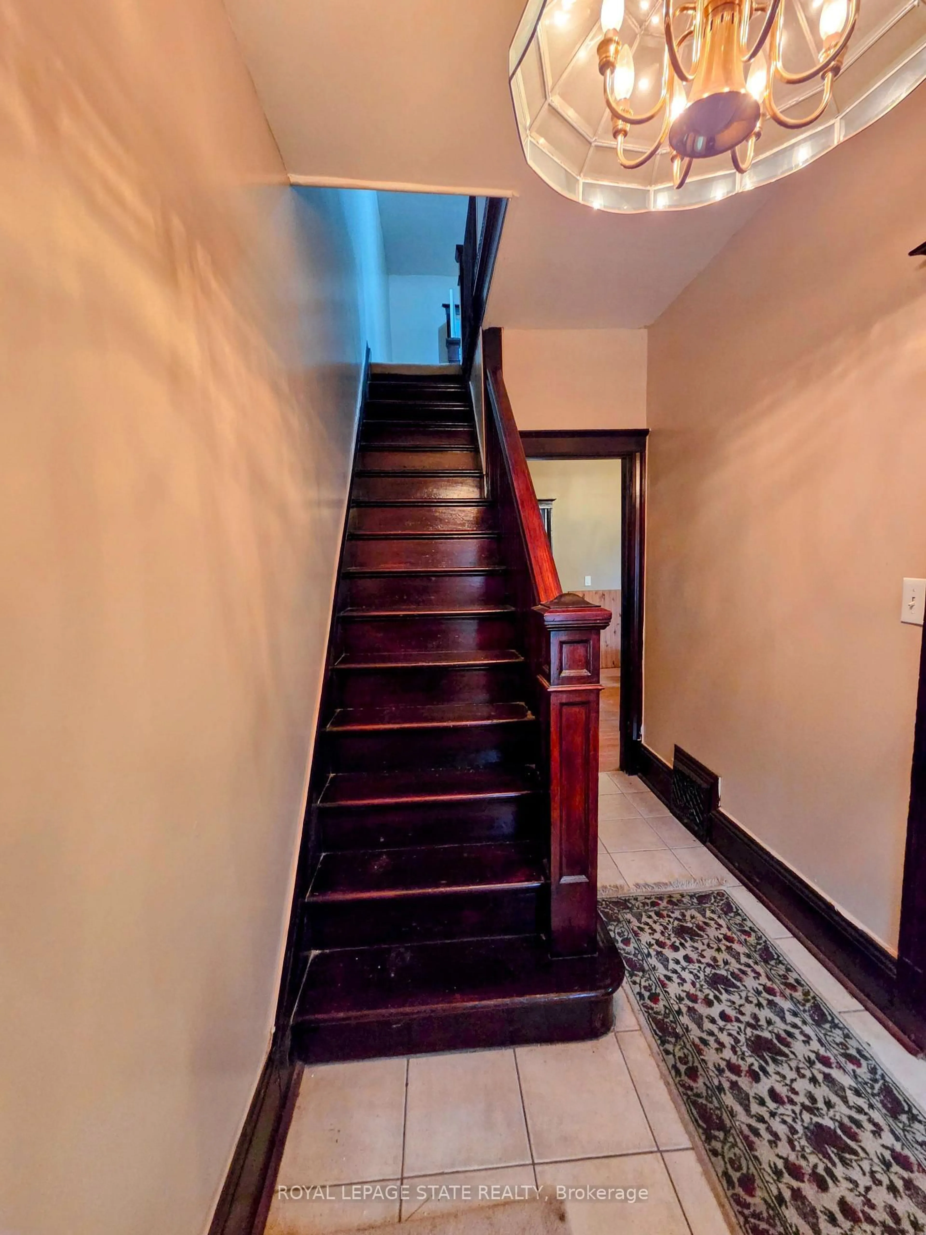 Indoor foyer for 72 Emerald St, Hamilton Ontario L8L 5K3