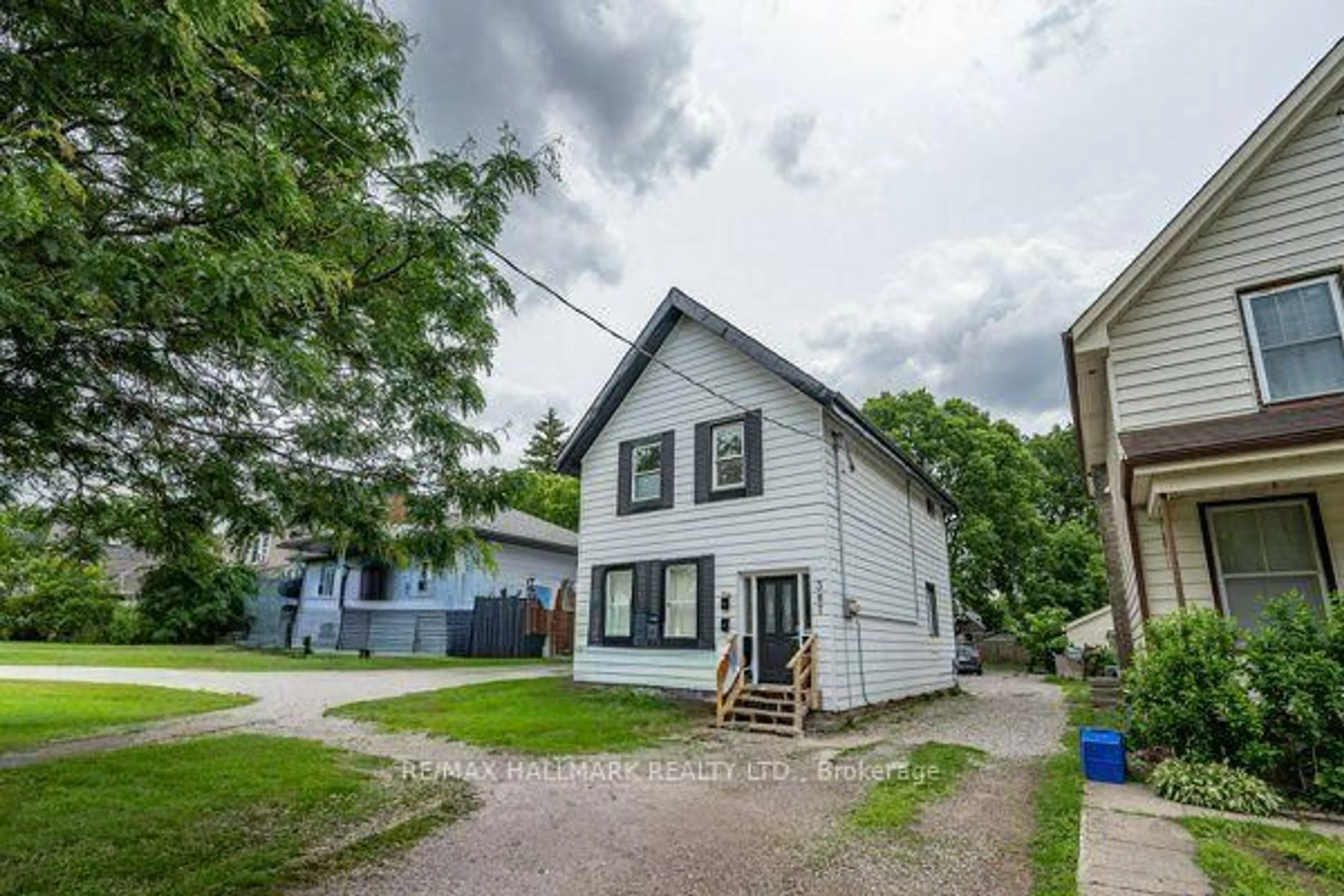 A pic from outside/outdoor area/front of a property/back of a property/a pic from drone, street for 307 Grey St #Main & Upper, London East Ontario N6B 1G7