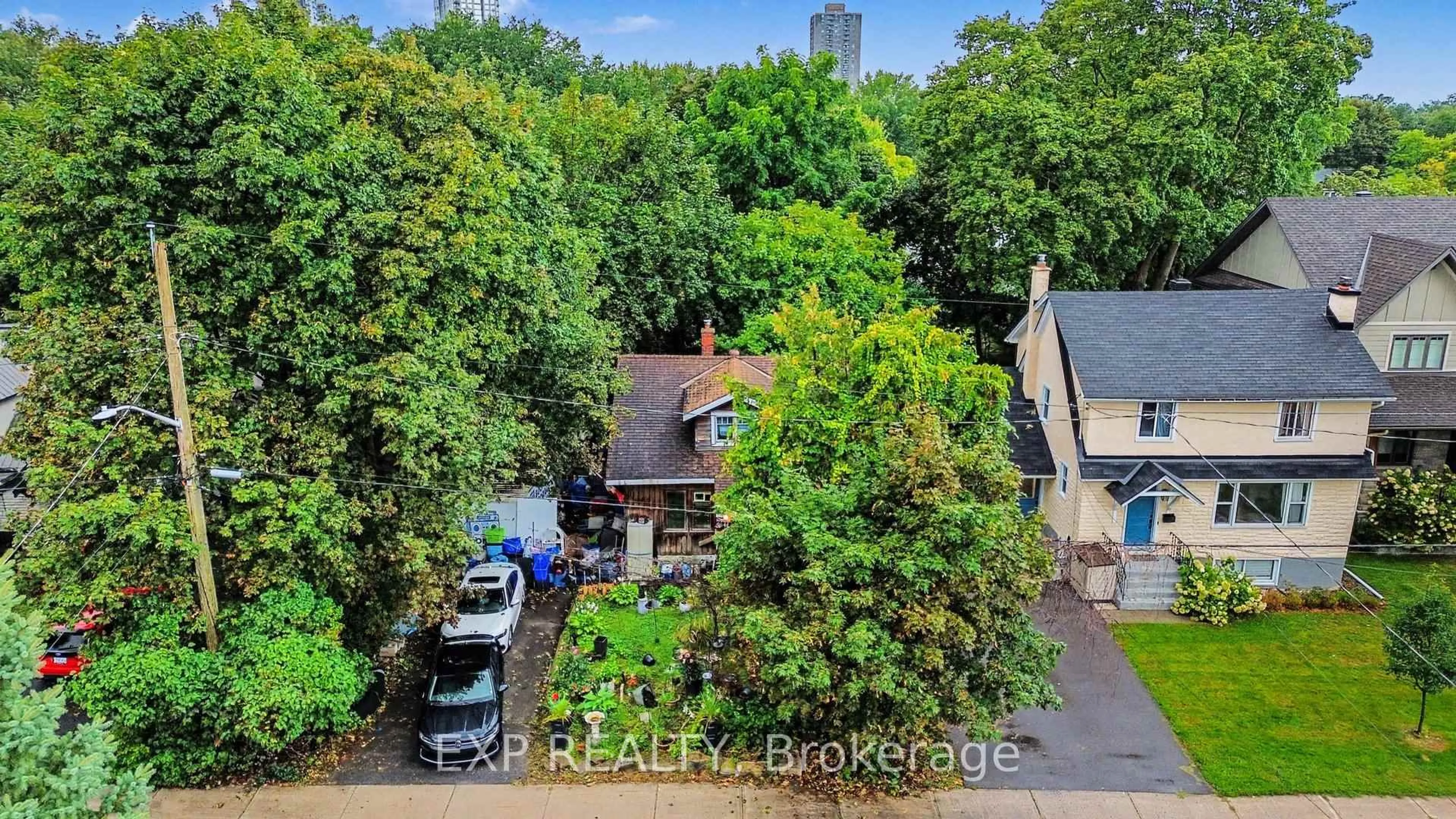 A pic from outside/outdoor area/front of a property/back of a property/a pic from drone, city buildings view from balcony for 252 Cowley Ave, Ottawa Ontario K1Y 0H1