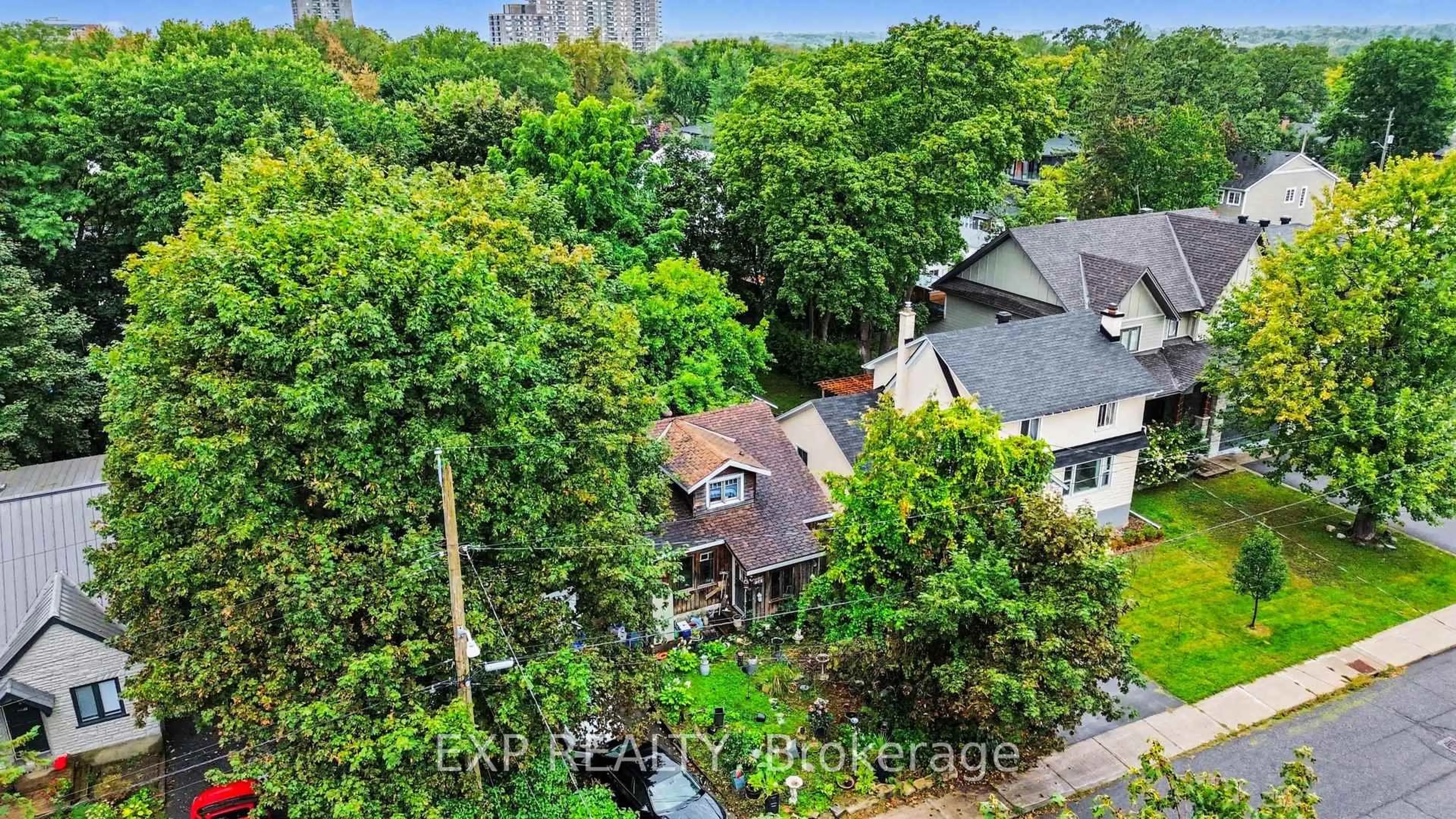 A pic from outside/outdoor area/front of a property/back of a property/a pic from drone, city buildings view from balcony for 252 Cowley Ave, Ottawa Ontario K1Y 0H1