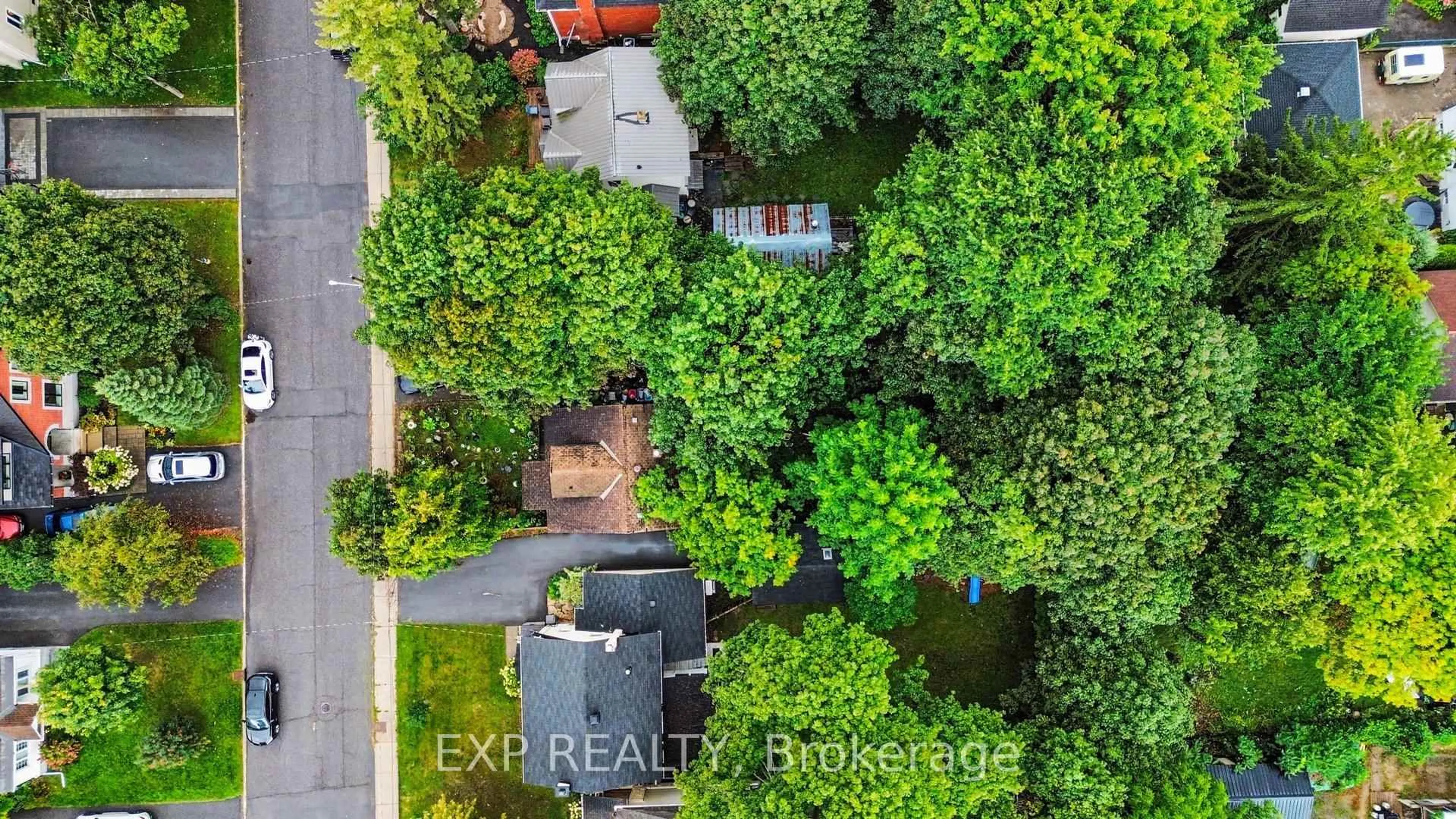 A pic from outside/outdoor area/front of a property/back of a property/a pic from drone, street for 252 Cowley Ave, Ottawa Ontario K1Y 0H1