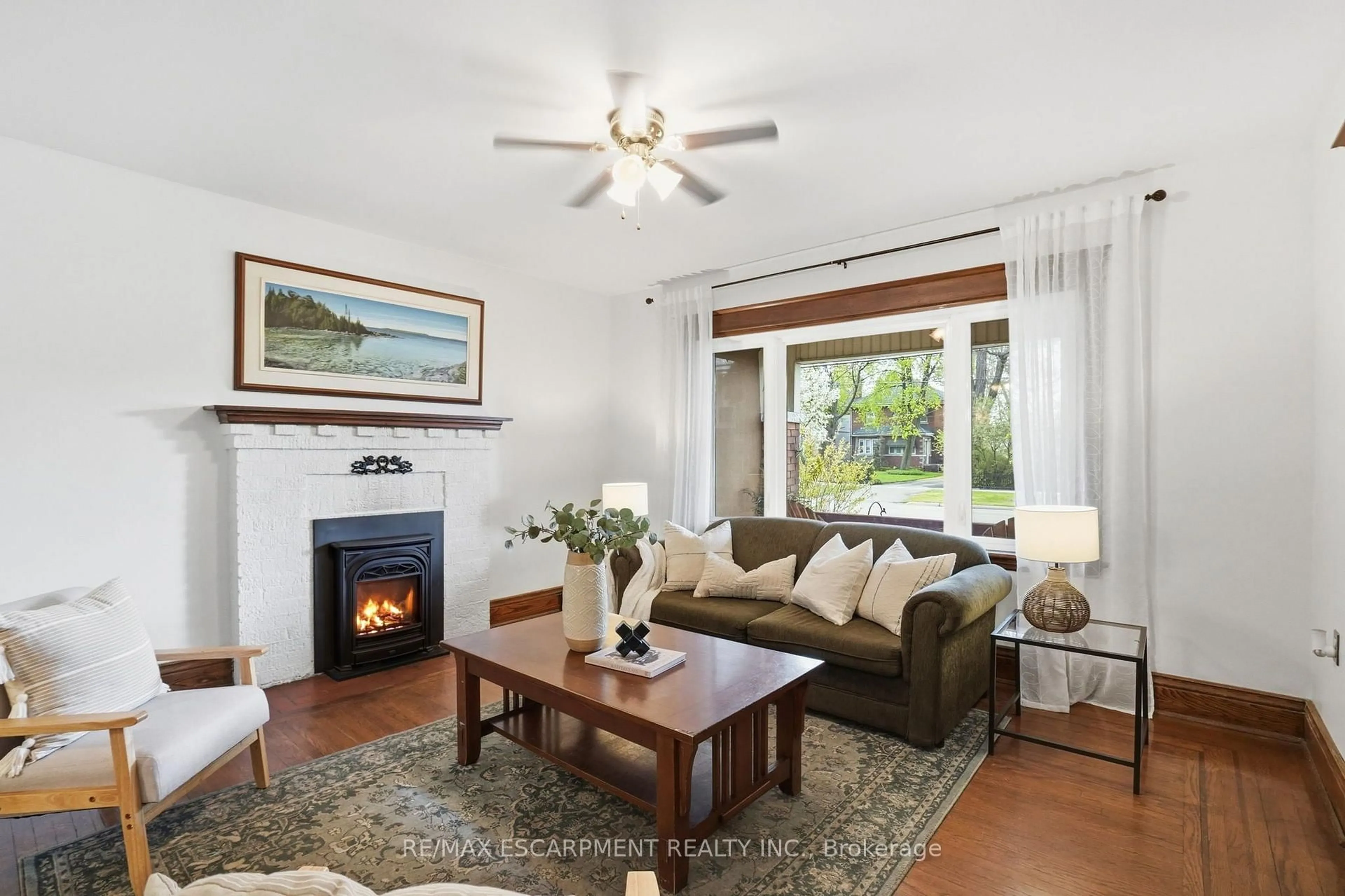 Living room with furniture, unknown for 230 Beach Blvd, Hamilton Ontario L8H 6W1