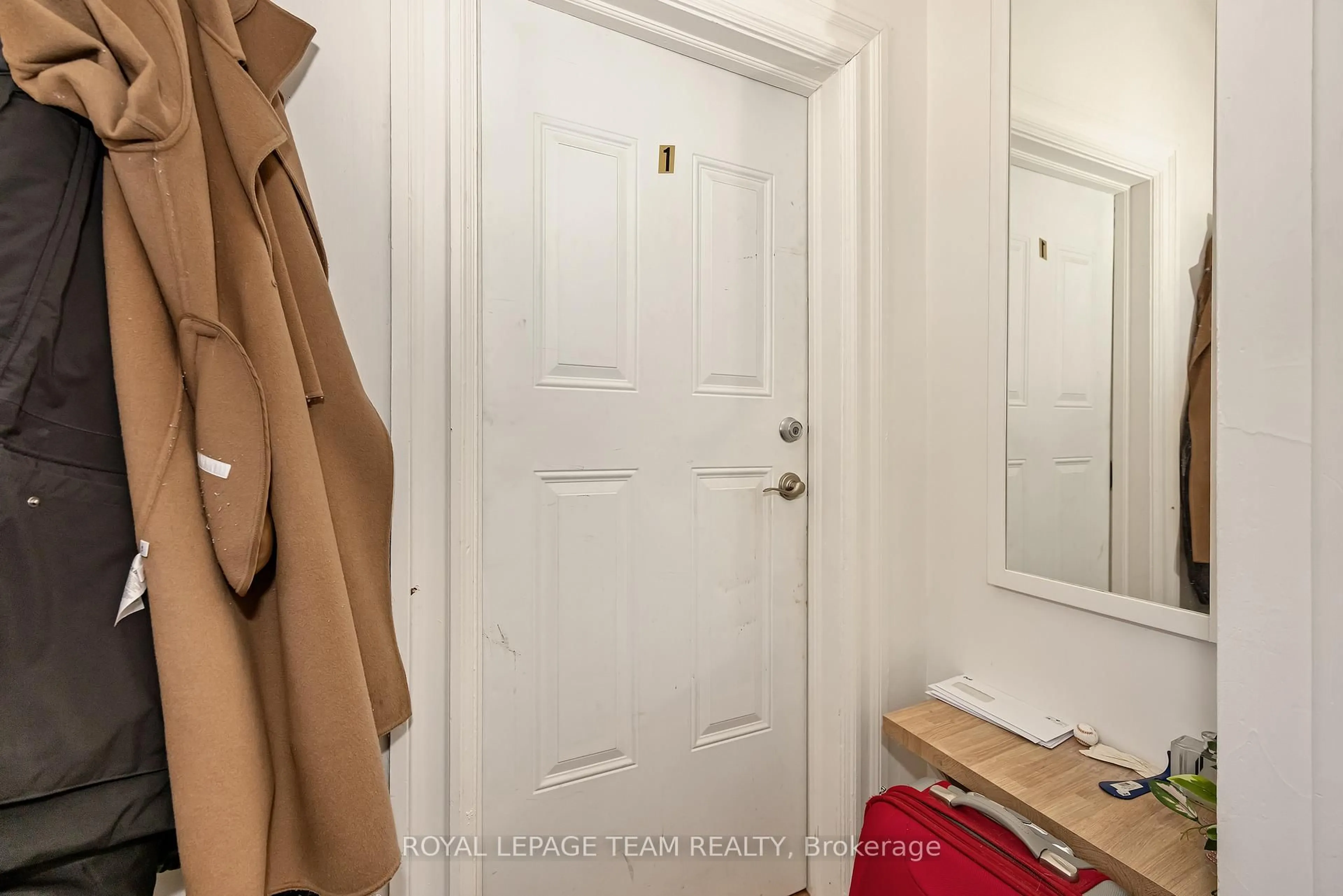 Indoor entryway for 11 Sherbrooke Ave, Ottawa Ontario K1Y 1R8