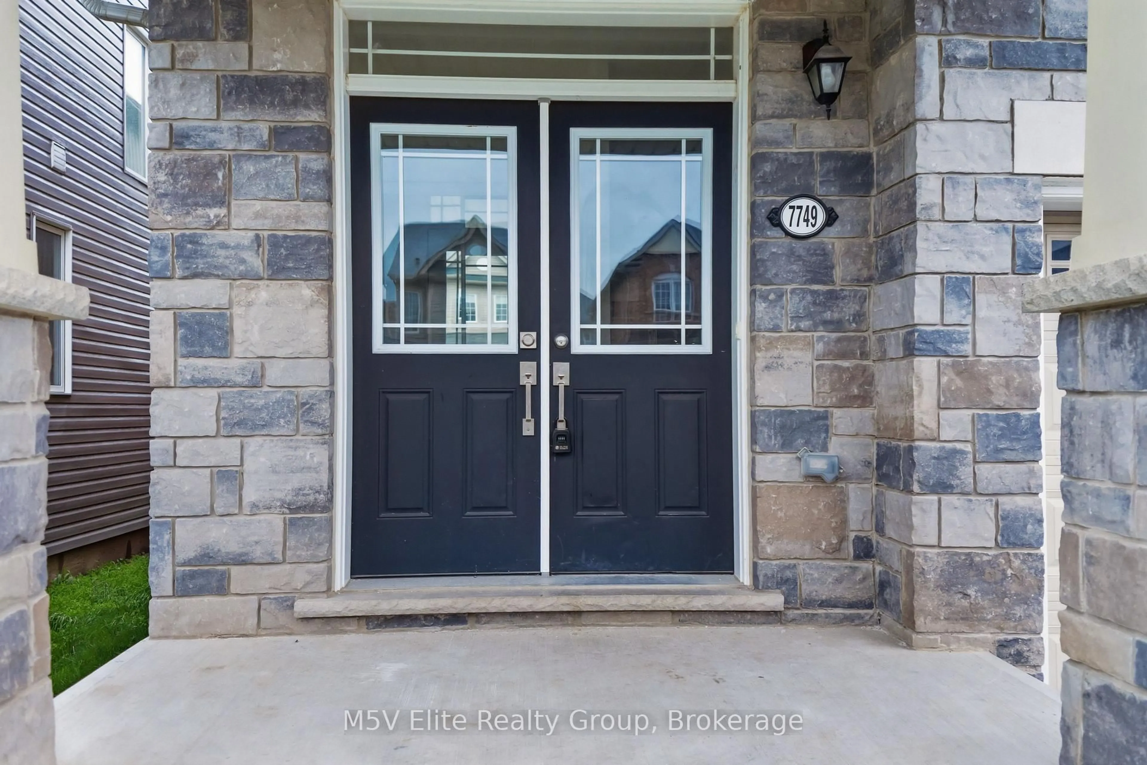 Indoor entryway for 7749 Shagbark Ave, Niagara Falls Ontario L2H 3R9