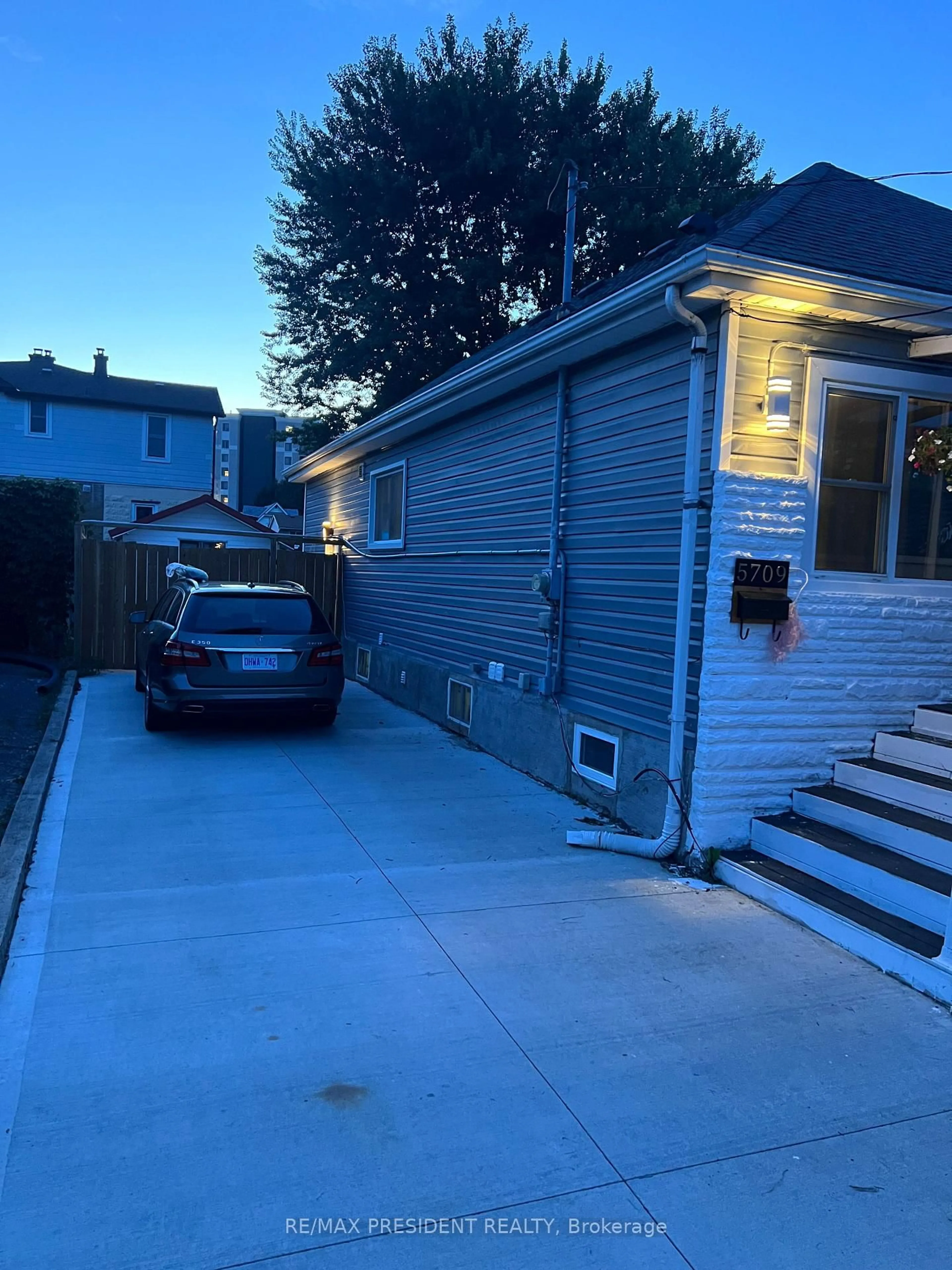 Home with vinyl exterior material, street for 5709 Temperance Ave, Niagara Falls Ontario L2G 4A6