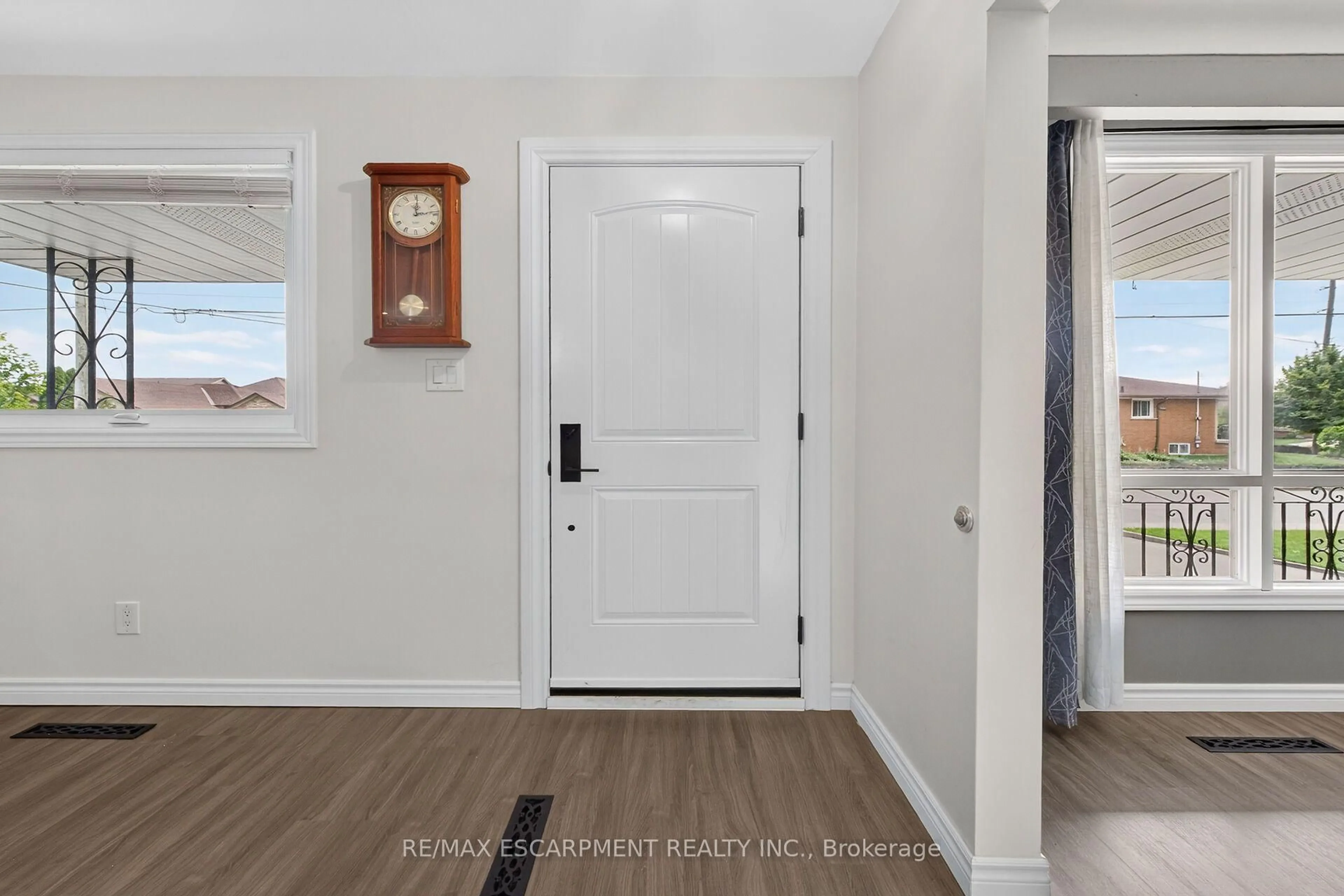 Indoor entryway for 93 Nugent Dr, Hamilton Ontario L8H 2N1