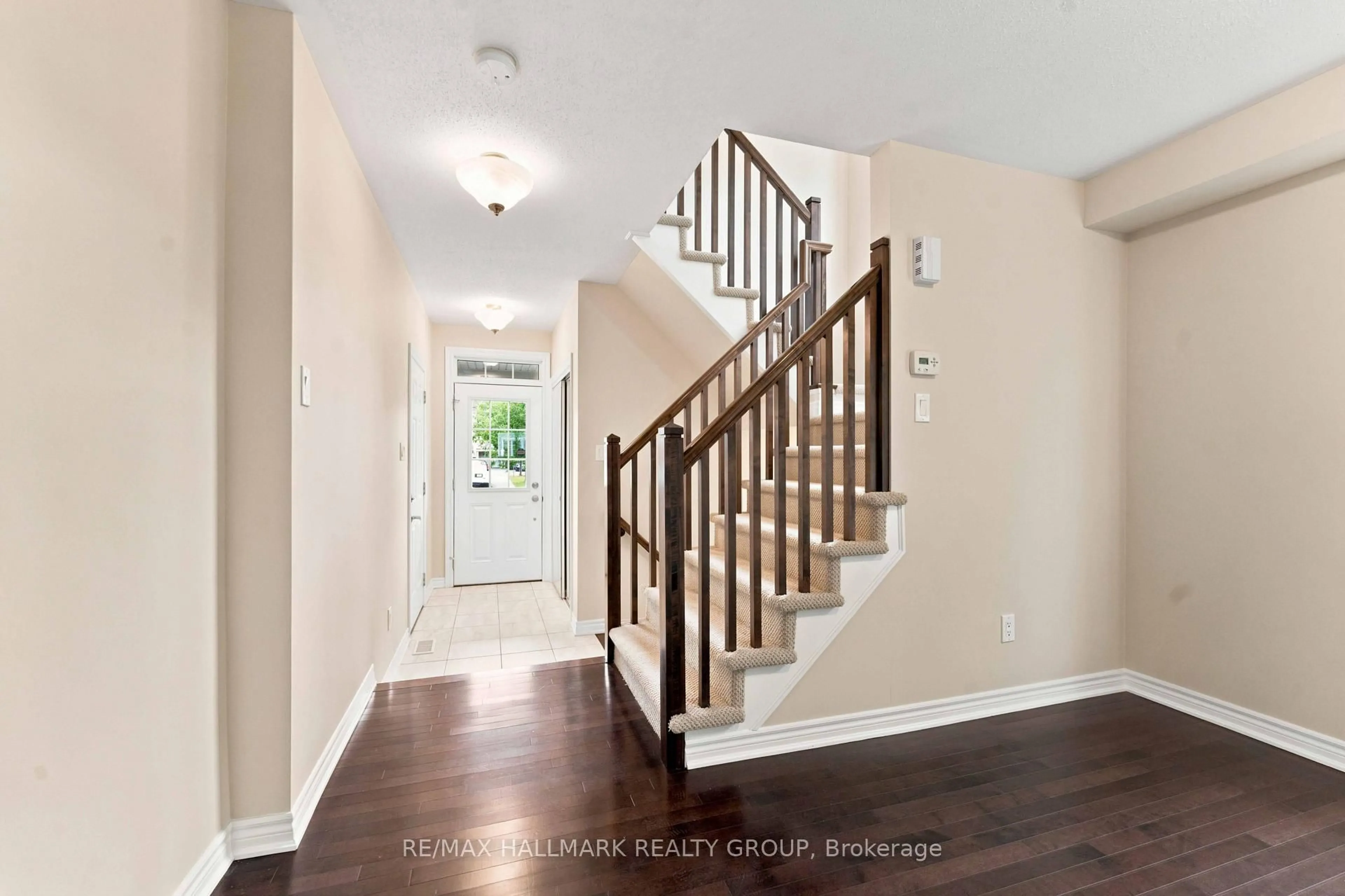 Indoor entryway for 387 Sweet Grass Circ, Ottawa Ontario K2J 5W9