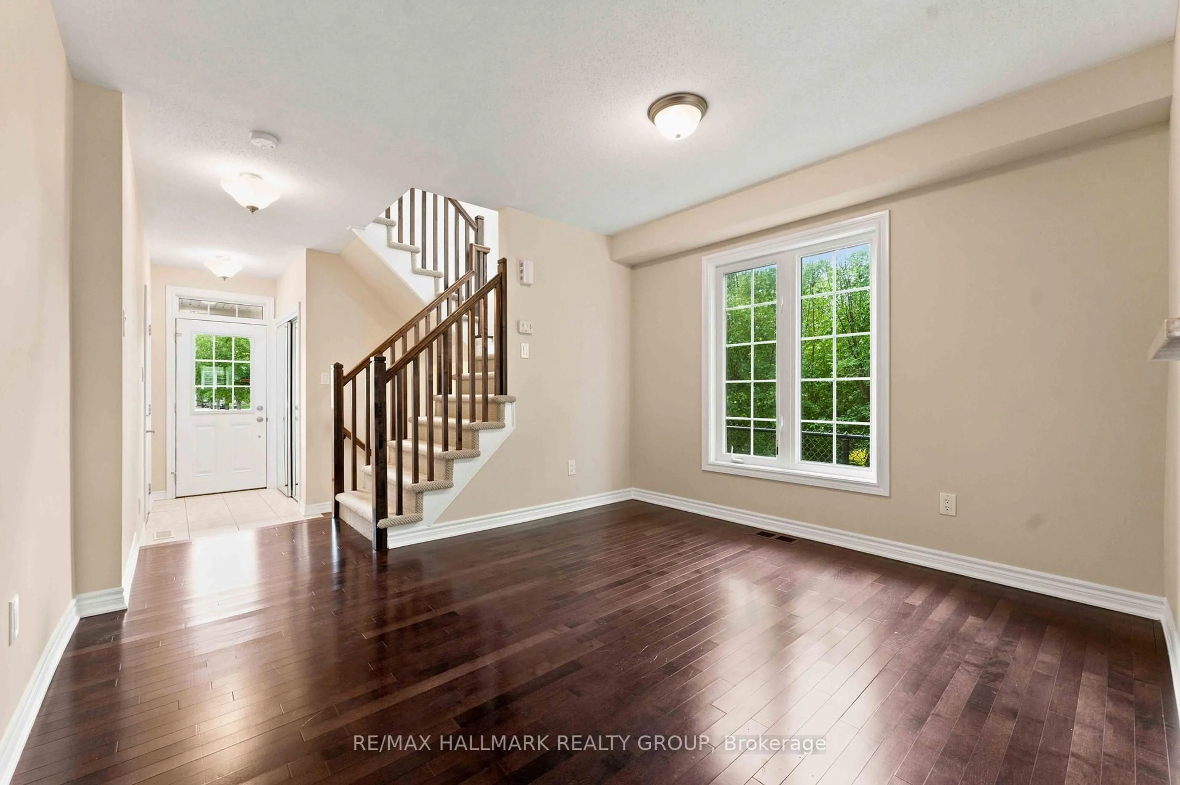 Indoor entryway for 387 Sweet Grass Circ, Ottawa Ontario K2J 5W9